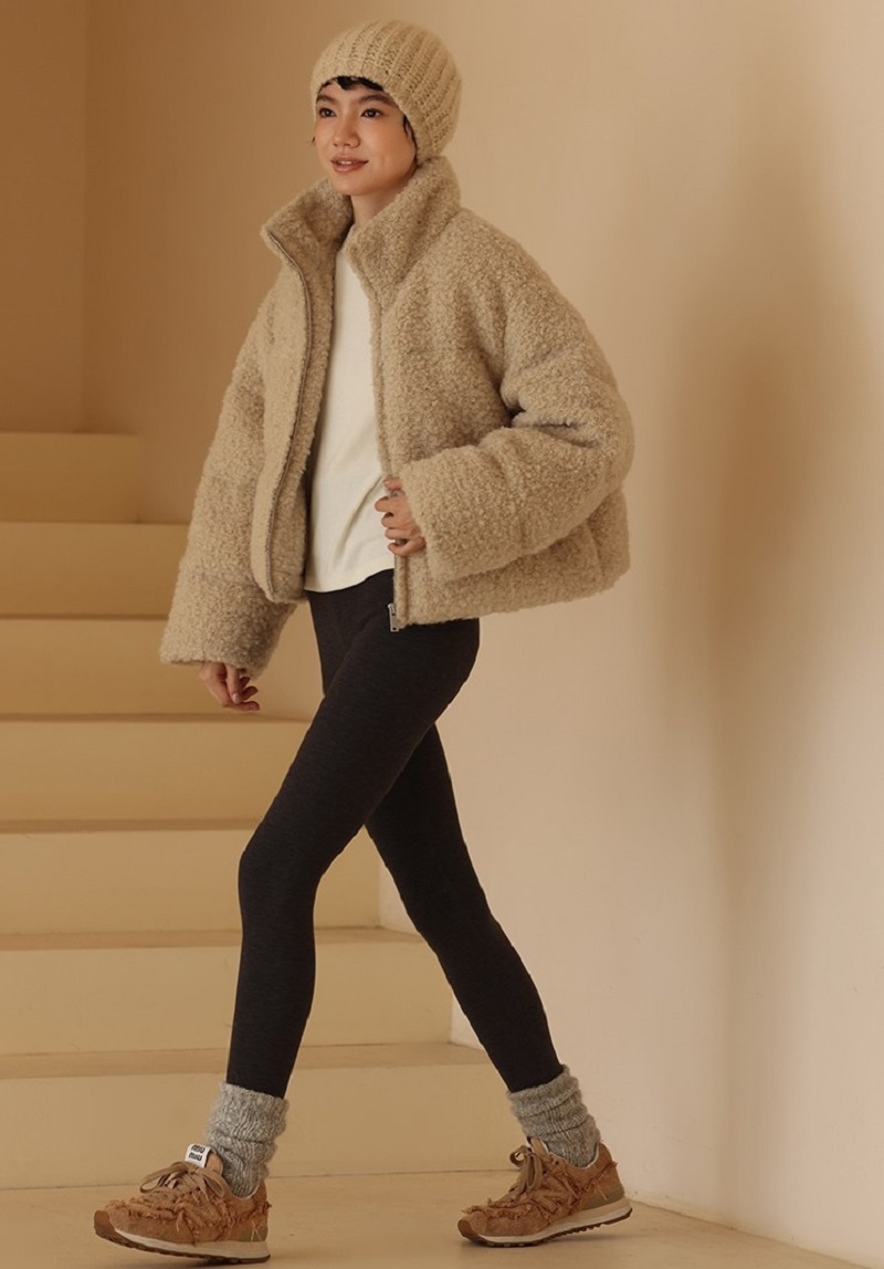時髦少女的羊羔毛羽絨服加倍保暖90%白鴨絨短款蓬鬆外套