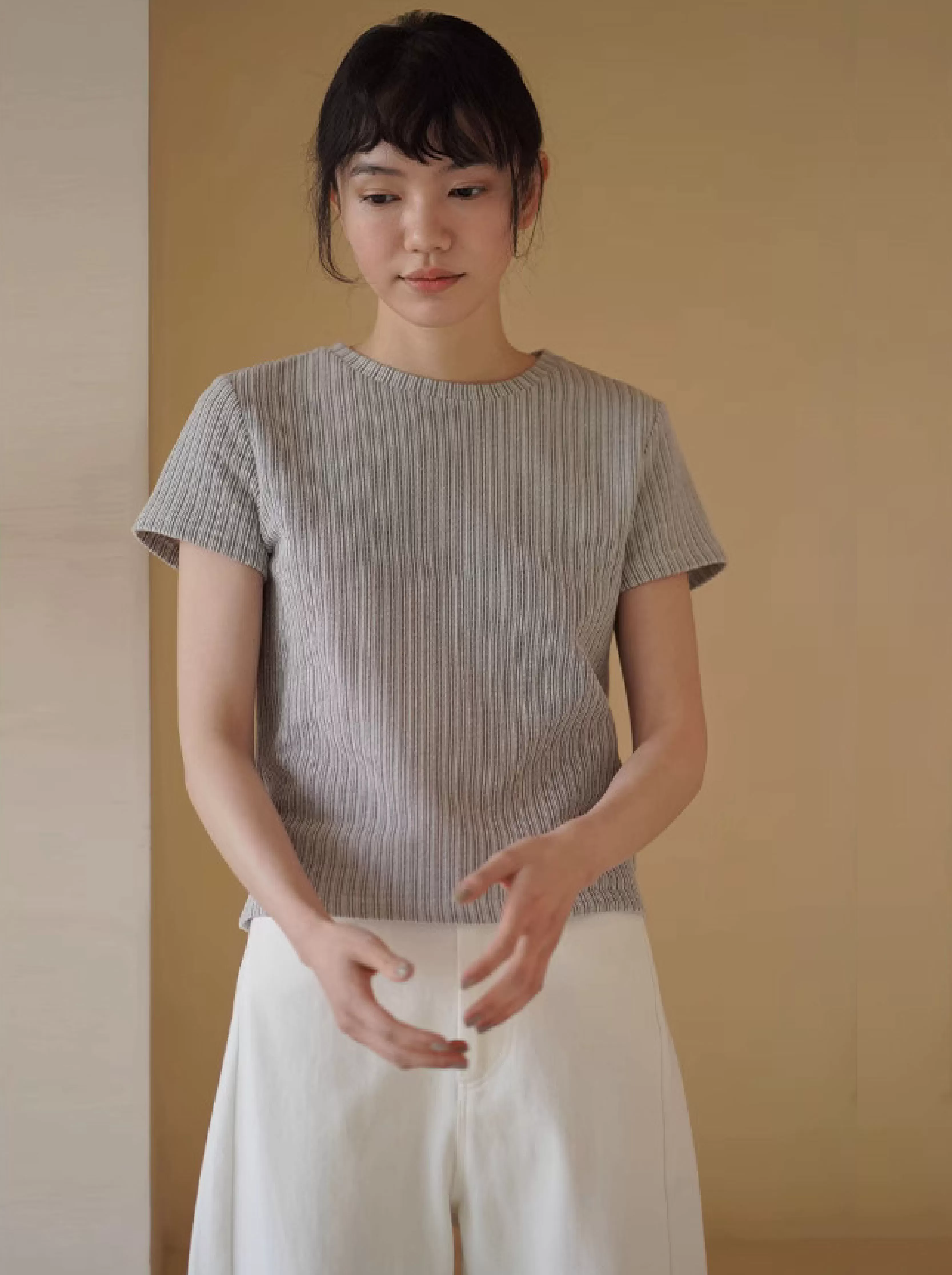 陽光假日編織條紋肌理感合身圓領短袖基本款顯瘦正肩T卹