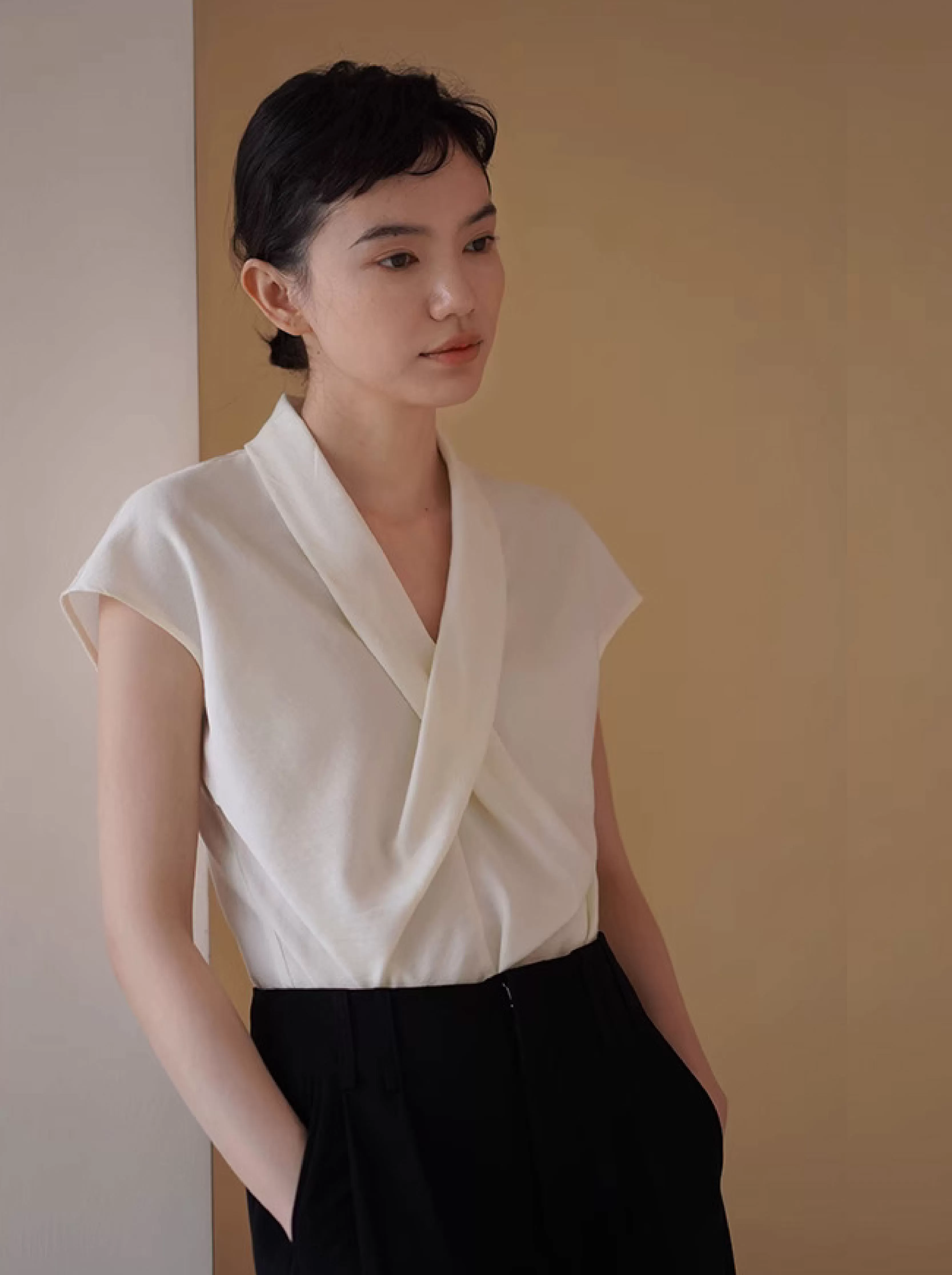 精緻姊姊交叉V領設計感優雅扭結收腰氣質垂順顯瘦上衣女