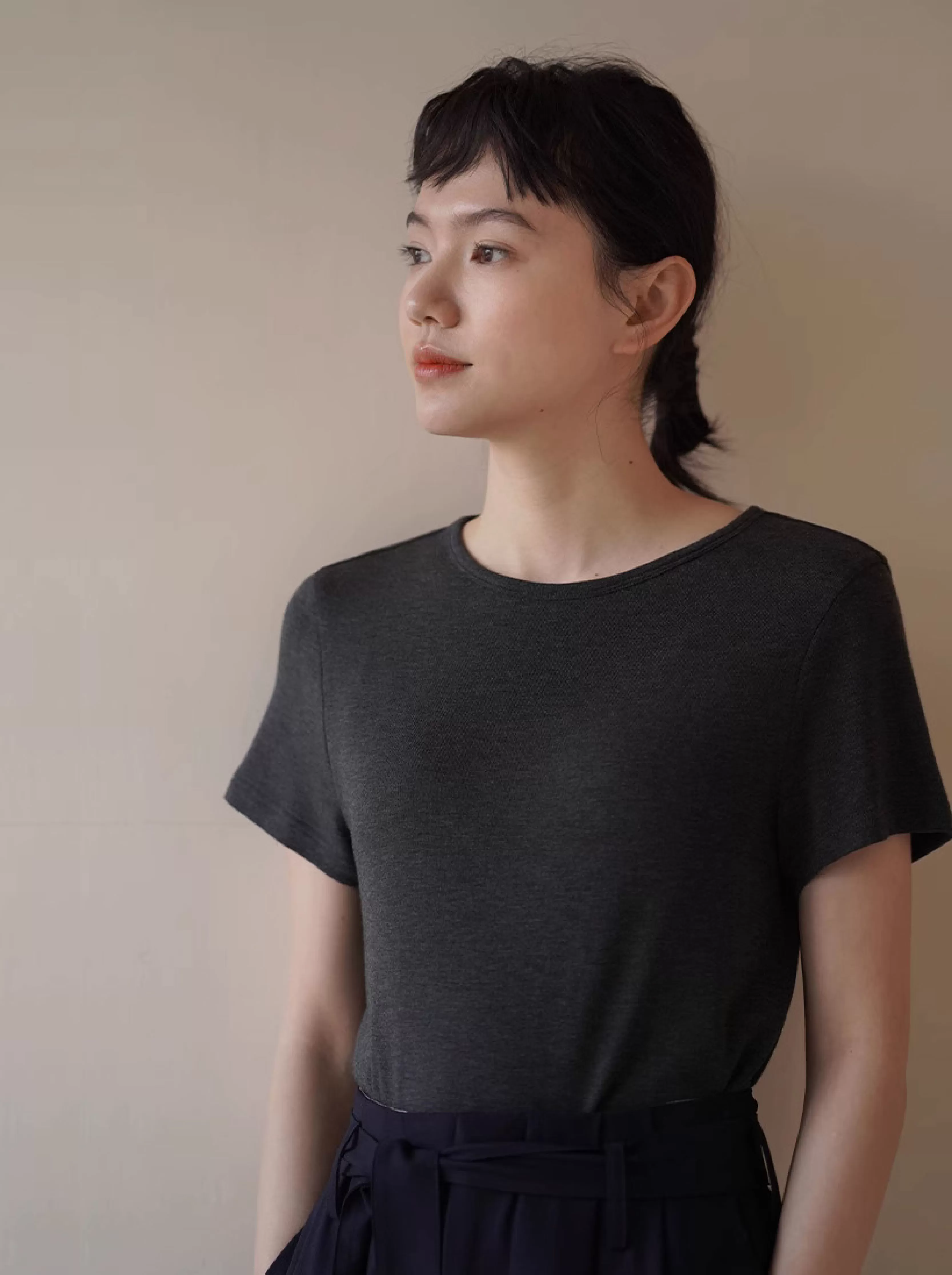 高品深灰T卹高彈不變形柔軟雙面針織寬鬆遮肉短袖上衣女
