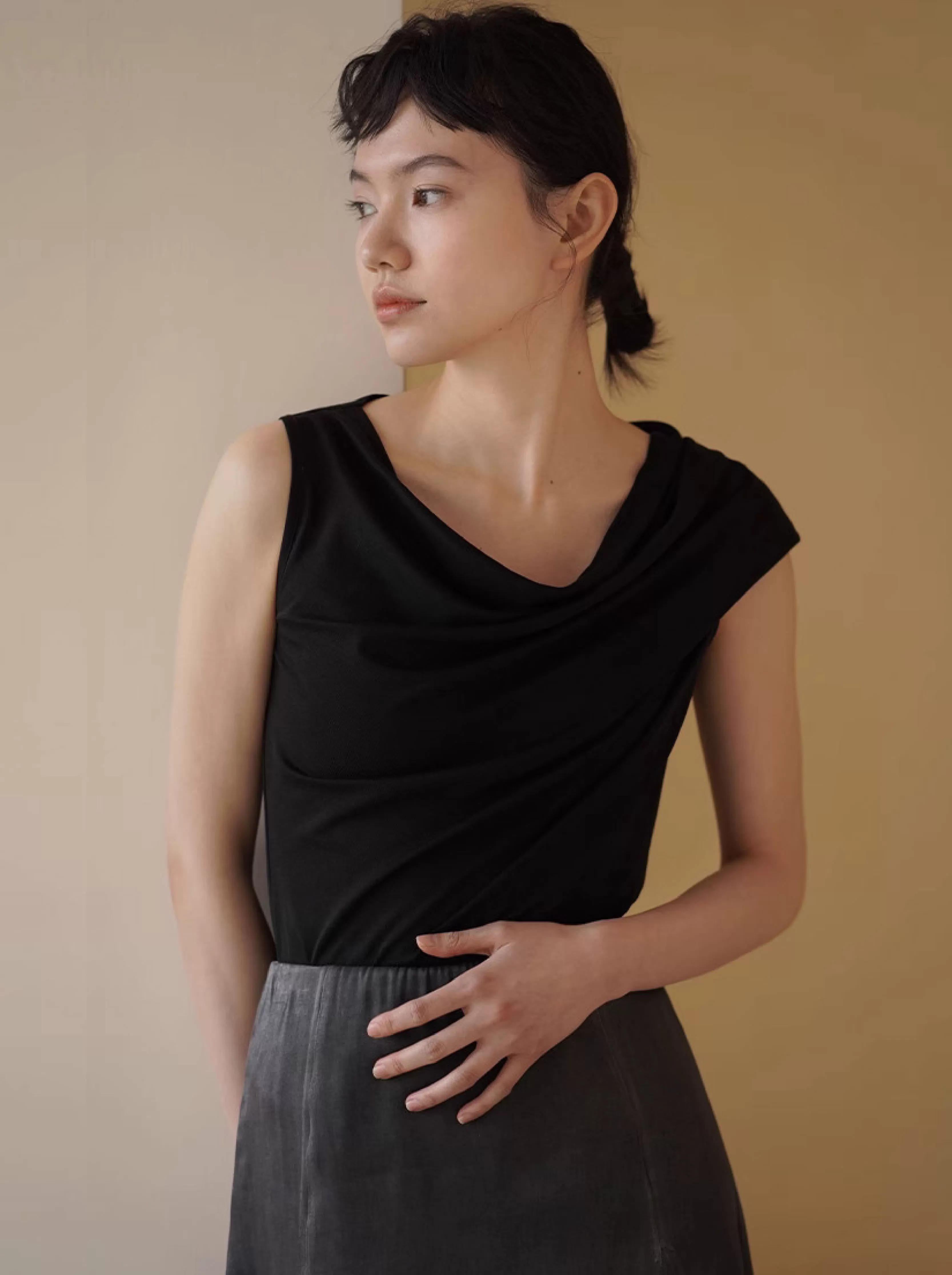 鬆弛美學雕塑感不規則袖口設計蕩領顯瘦氣質通勤上衣女