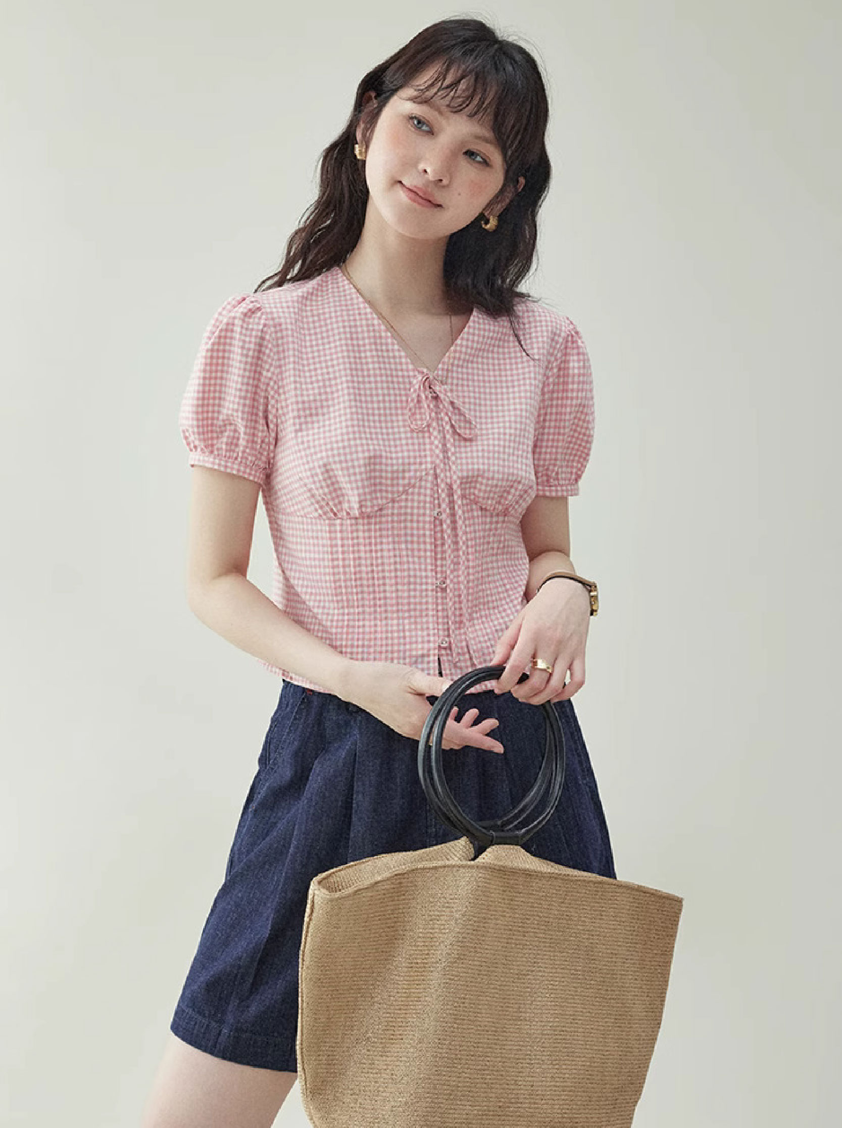 粉格泡泡袖v領帶襯衫女夏季新款純棉短上衣