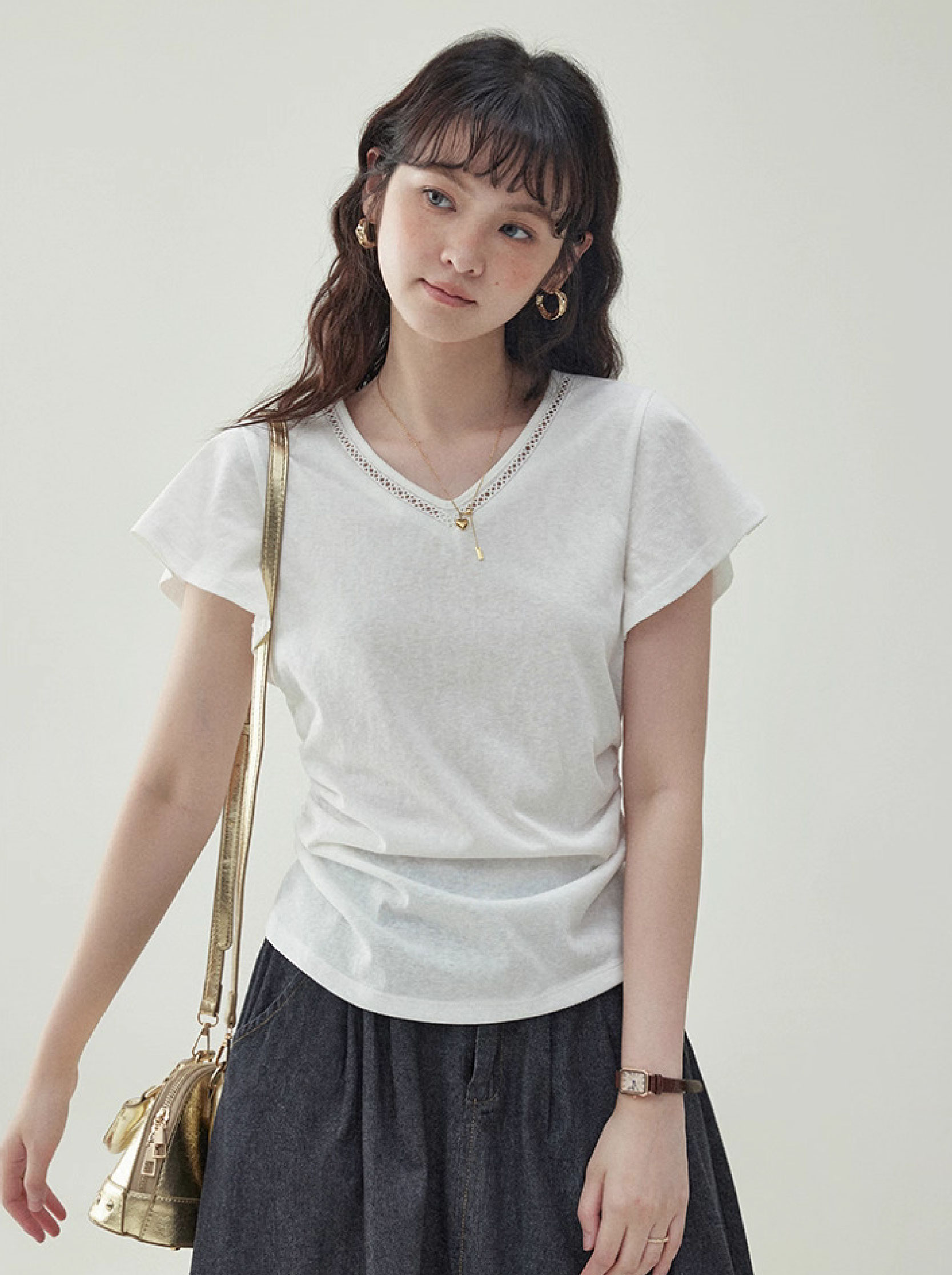 白色鏤空v領收腰弧形T恤女夏季新款時尚短袖上衣