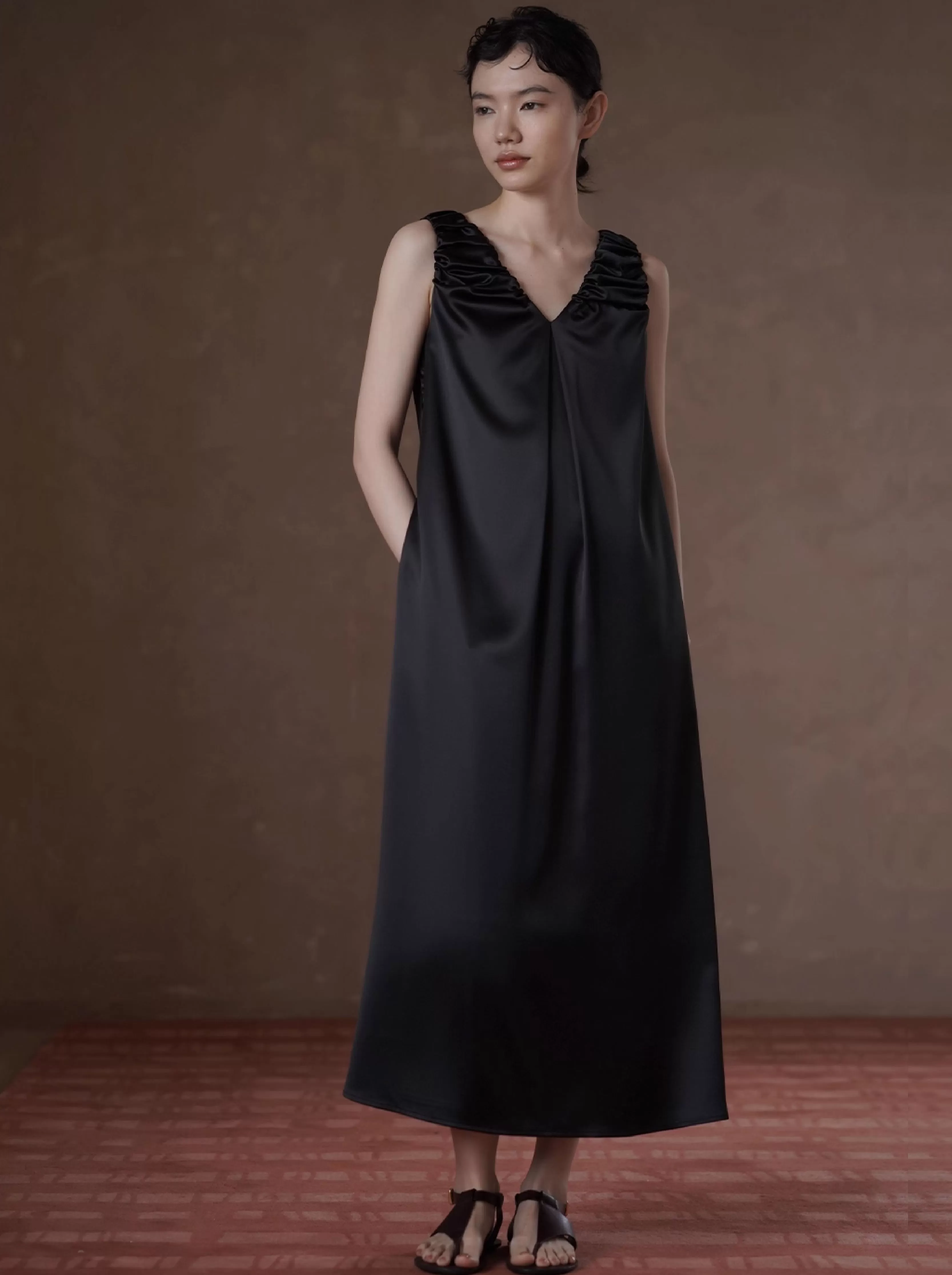 貴氣質感緞面簡約法式V領洋裝手工扭褶肩帶寬鬆背心裙