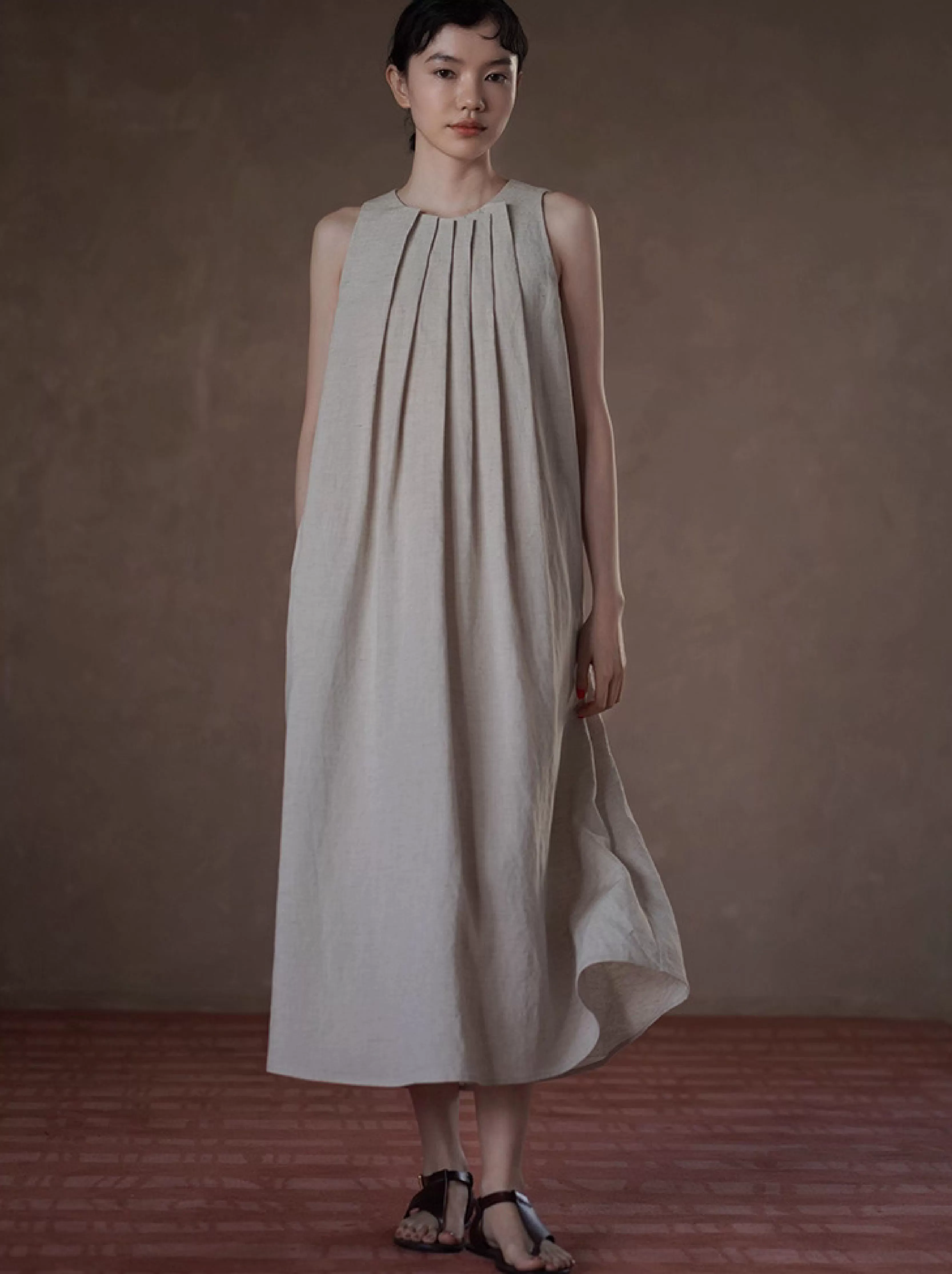 輕盈層次萊賽爾亞麻天然透氣領口壓褶設計無袖洋裝女