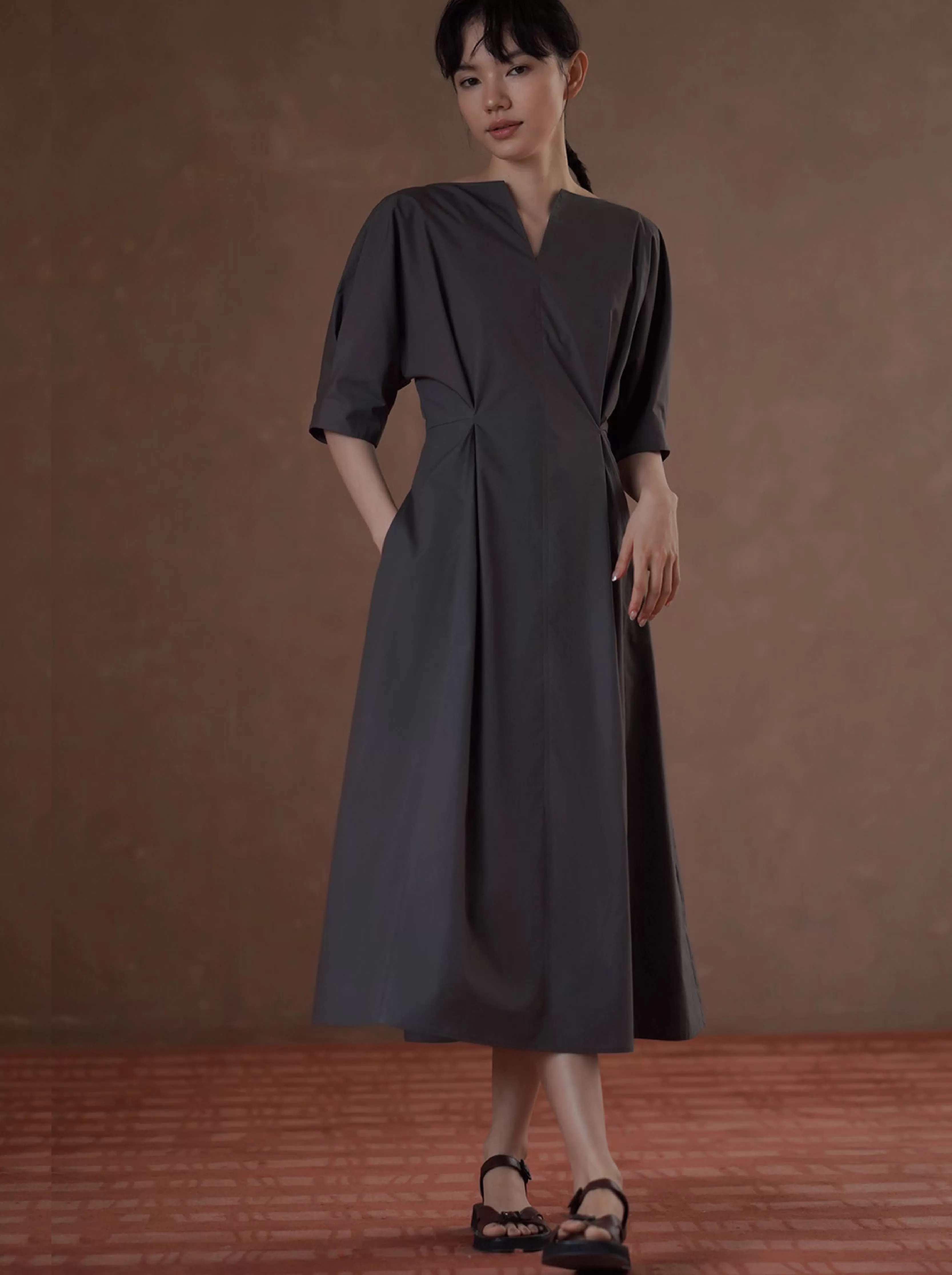 午後梧桐洋裝挺顯瘦捏褶收腰設計通勤A字V領裙女