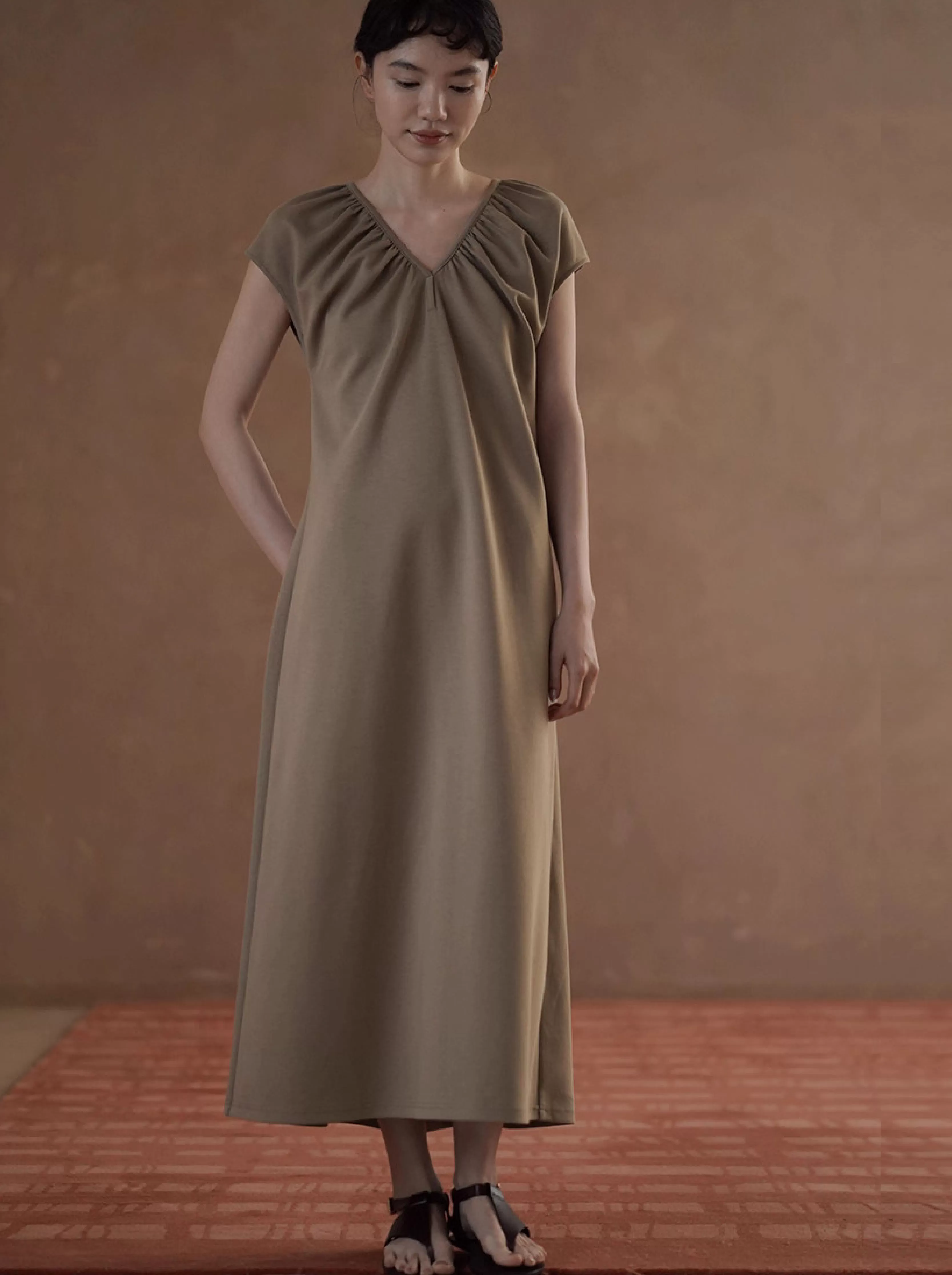 夏日松霜綠清涼顯白配色碎褶V領顯瘦直筒寬鬆通勤洋裝