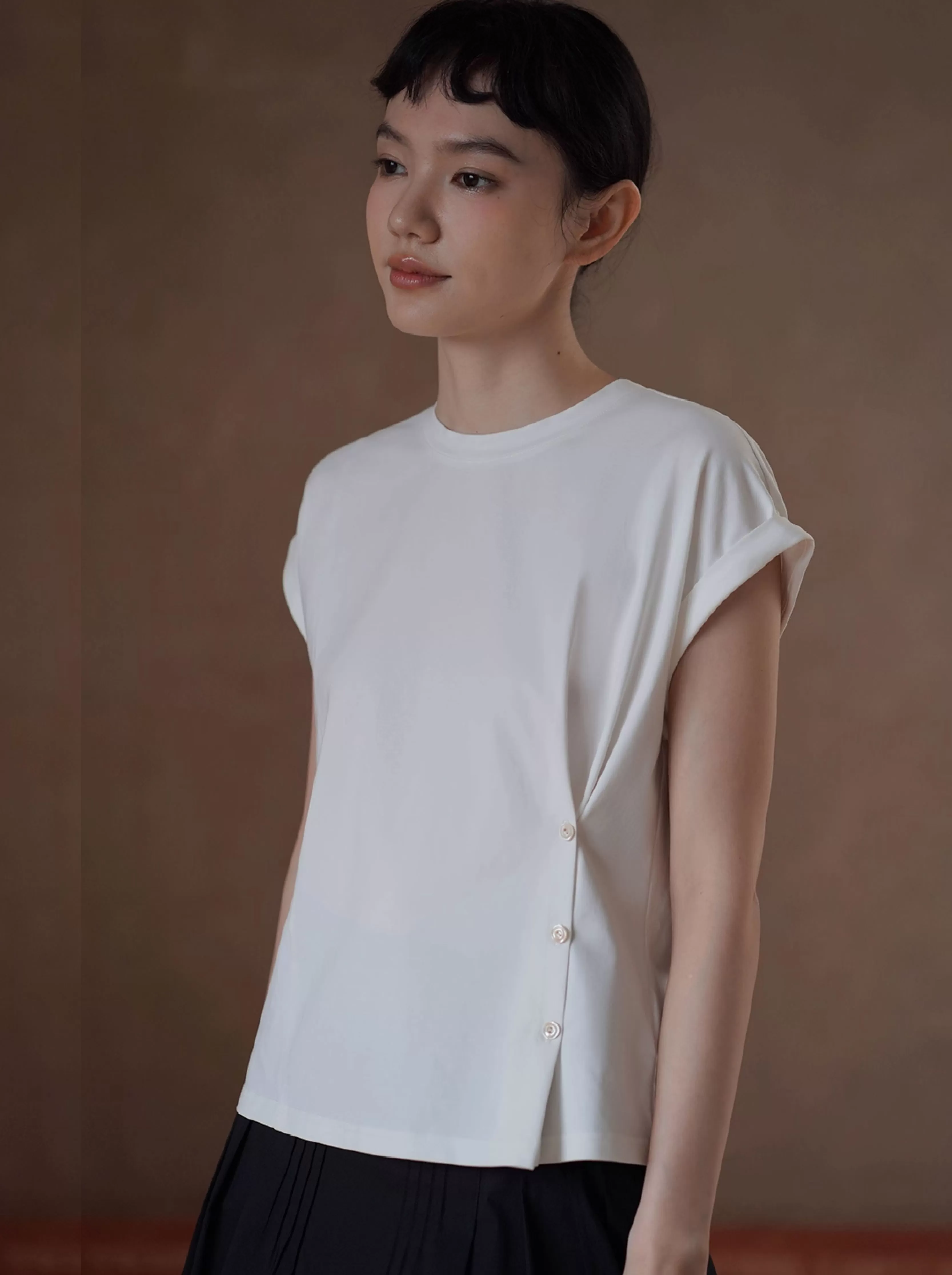 建構感白T恤側邊收腰羈扣設計修身圓領折邊短袖通勤上衣