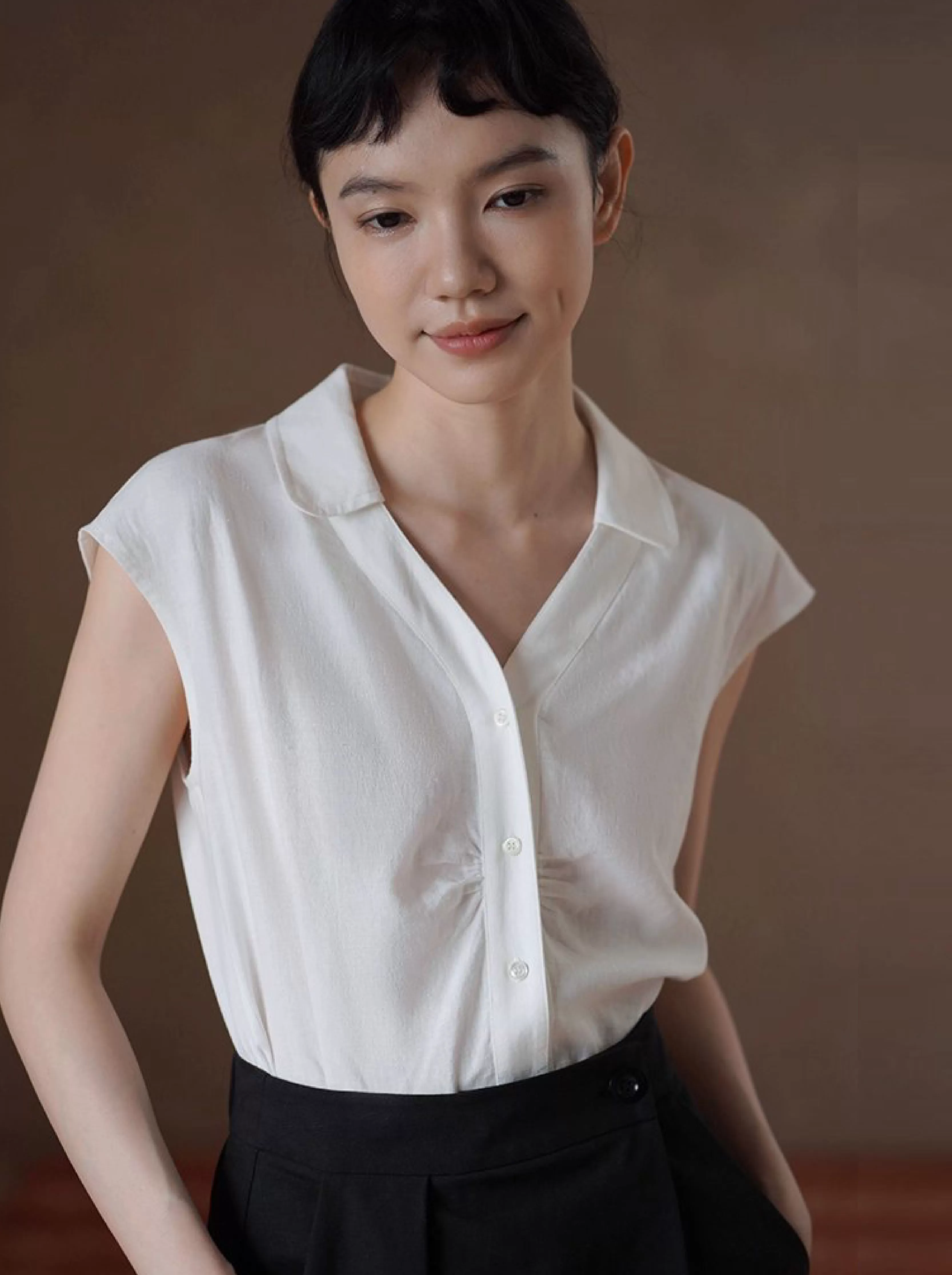 鬆弛夏日通勤襯衫清透亞麻混紡V領收腰小巧短袖顯瘦上衣