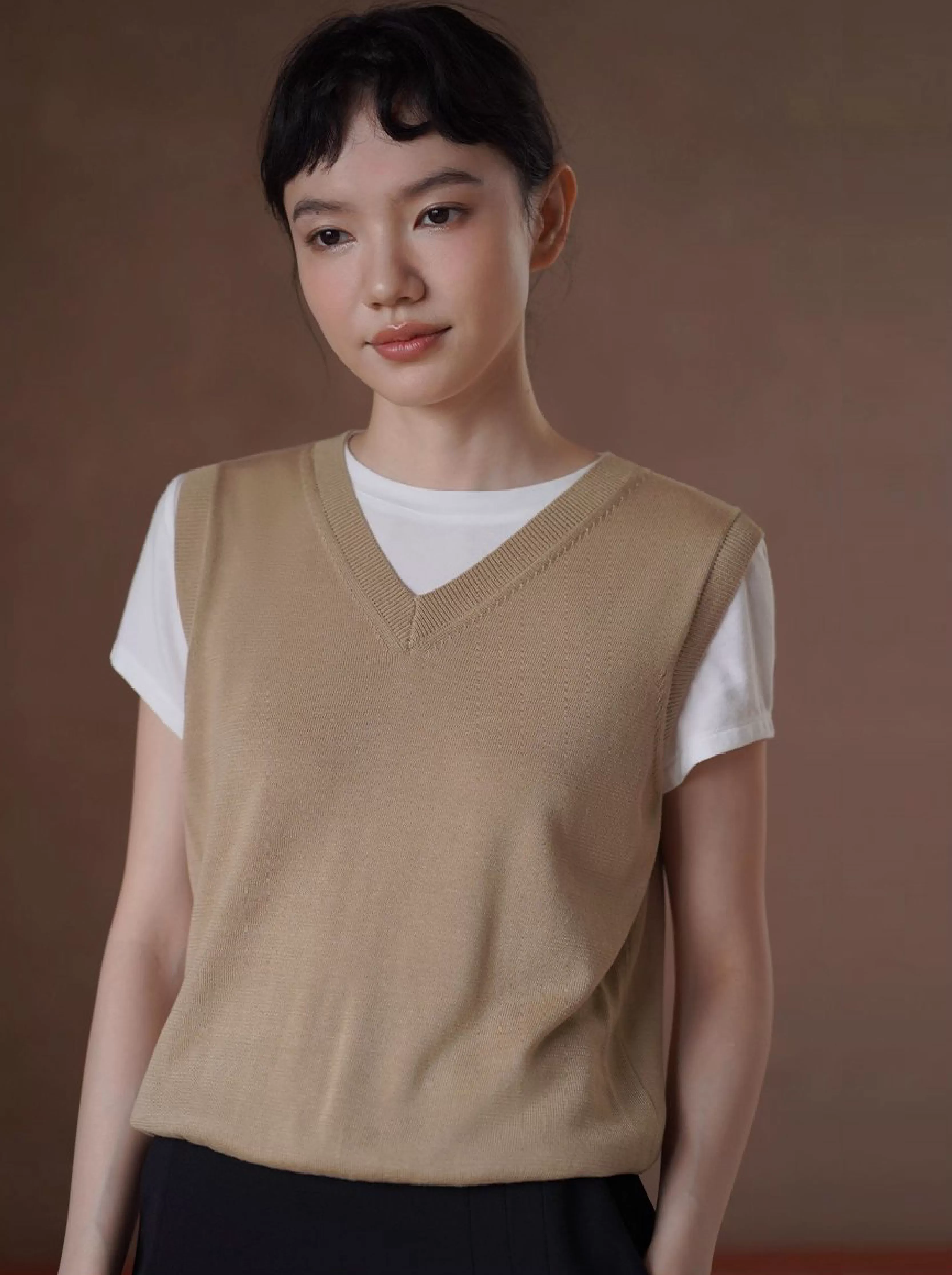 榛果卡其疊穿背心萊賽爾棉混紡薄軟透氣針織V領馬甲上衣