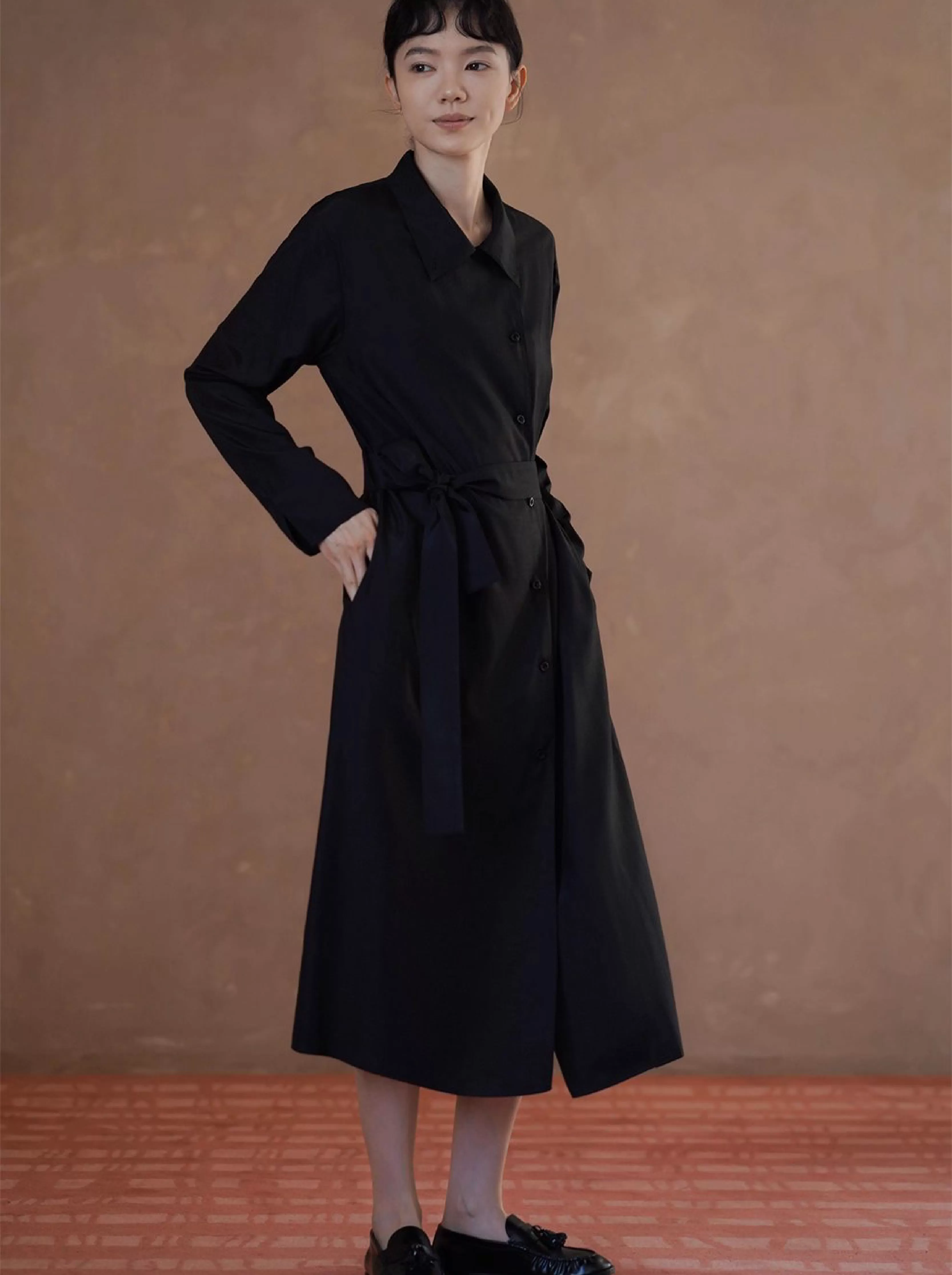 英倫搖擺低調光澤翻領風衣洋裝寬鬆顯瘦腰帶通勤裙