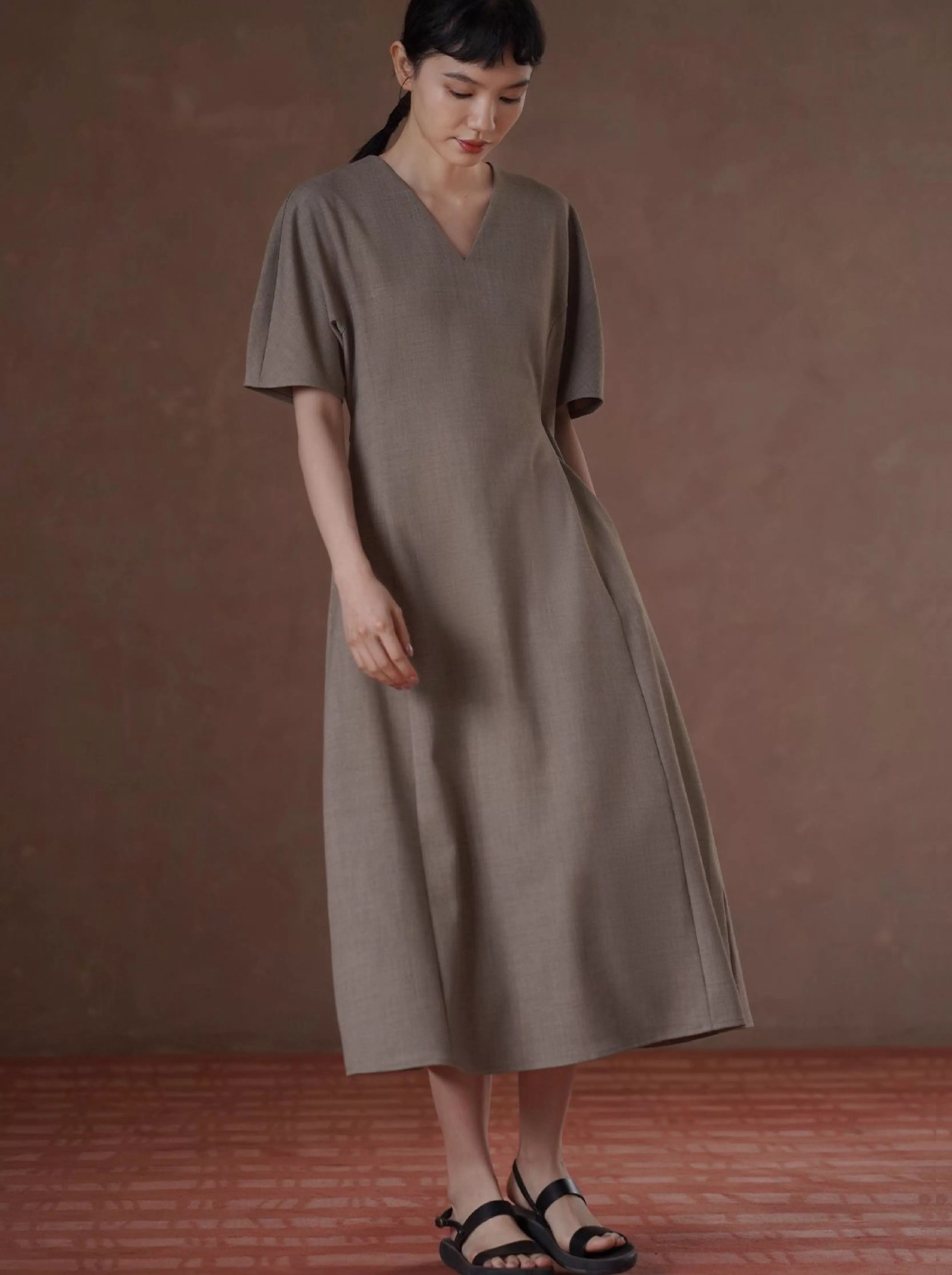 優雅高智感立體曲線剪裁顯瘦氣質V領西裝料通勤洋裝女