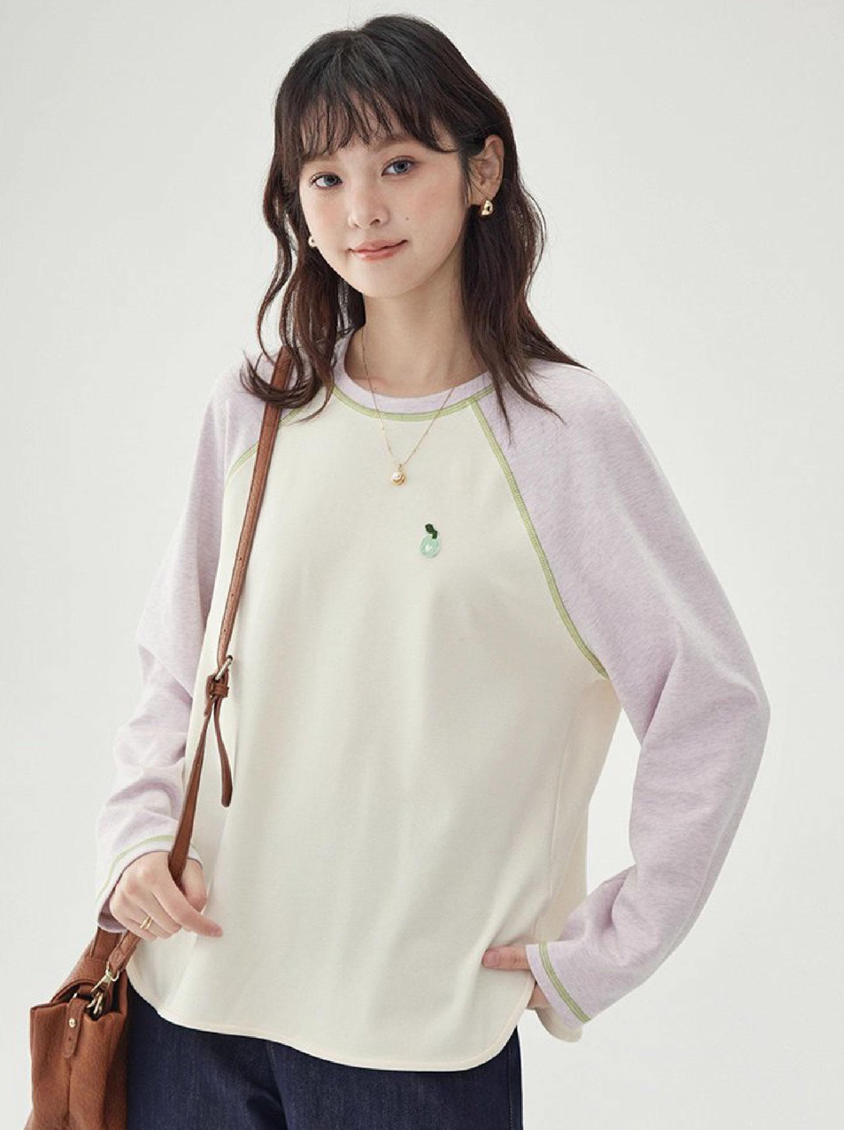 撞色插肩長袖側開叉T恤女秋季新款減齡刺繡上衣