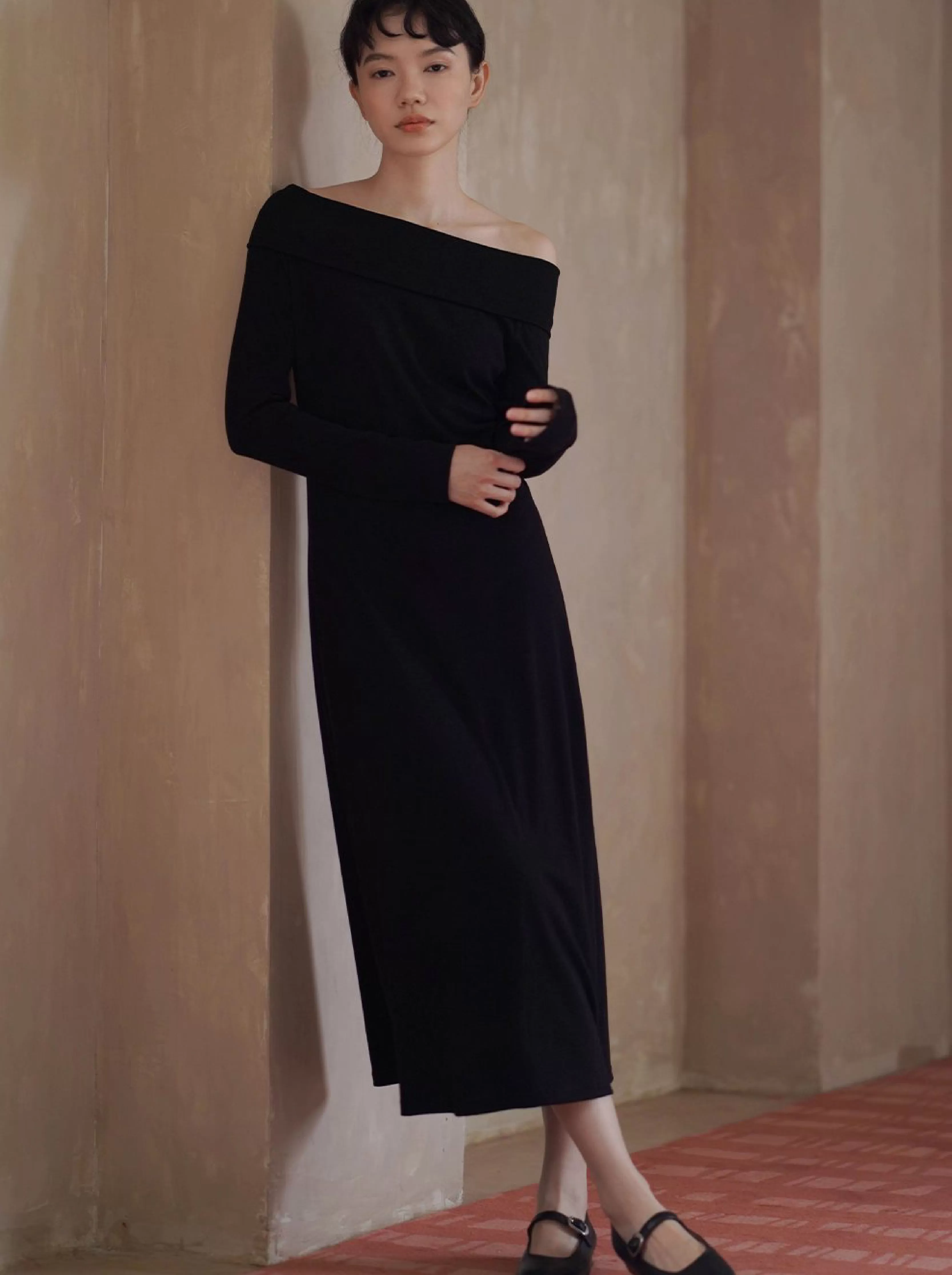巴黎長夜洋裝軟糯彈性一字領斜露肩修身直筒顯瘦裙子