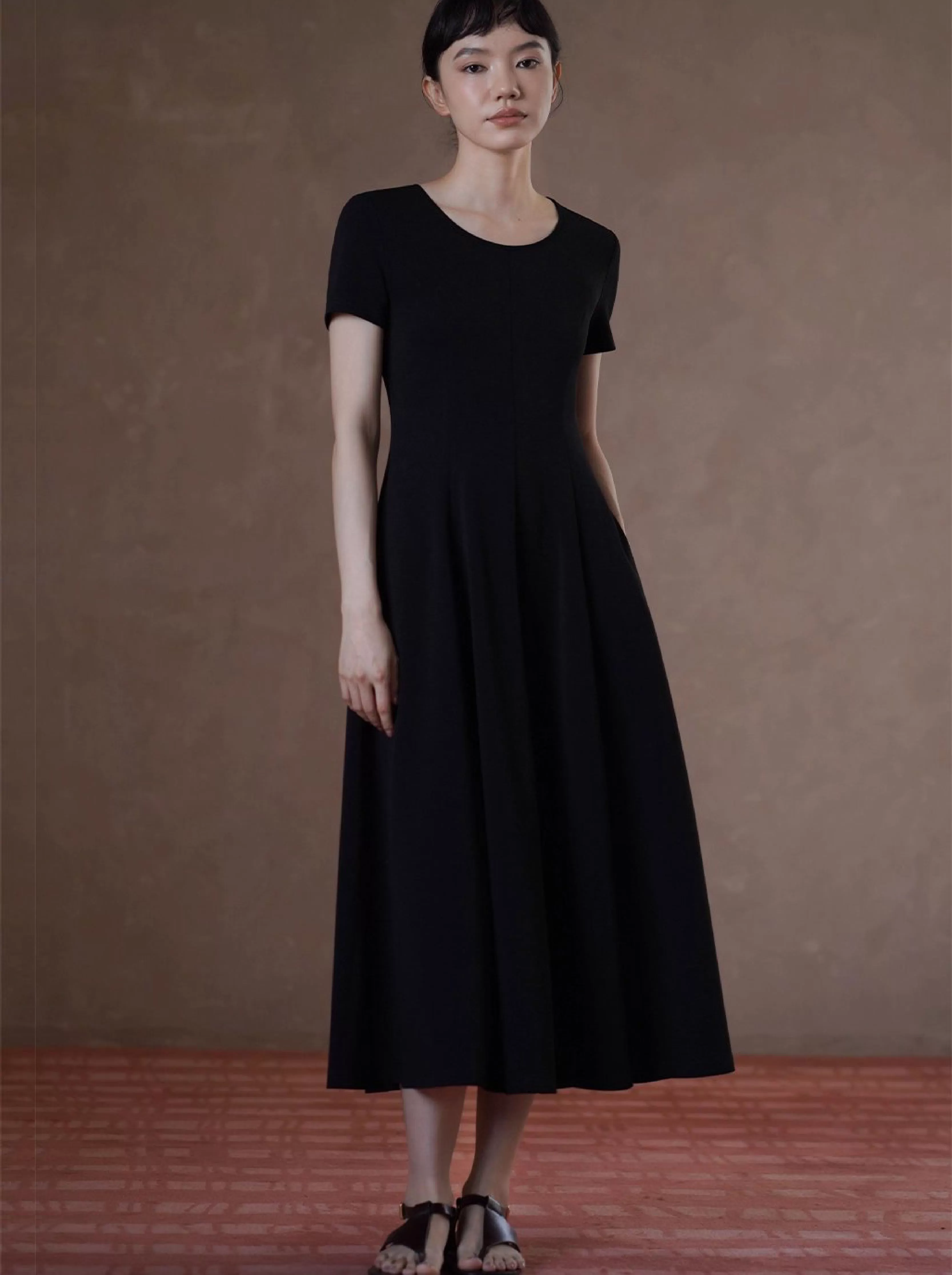 氣質顯瘦結構分割小黑裙收腰A字裙擺通勤短袖圓領洋裝