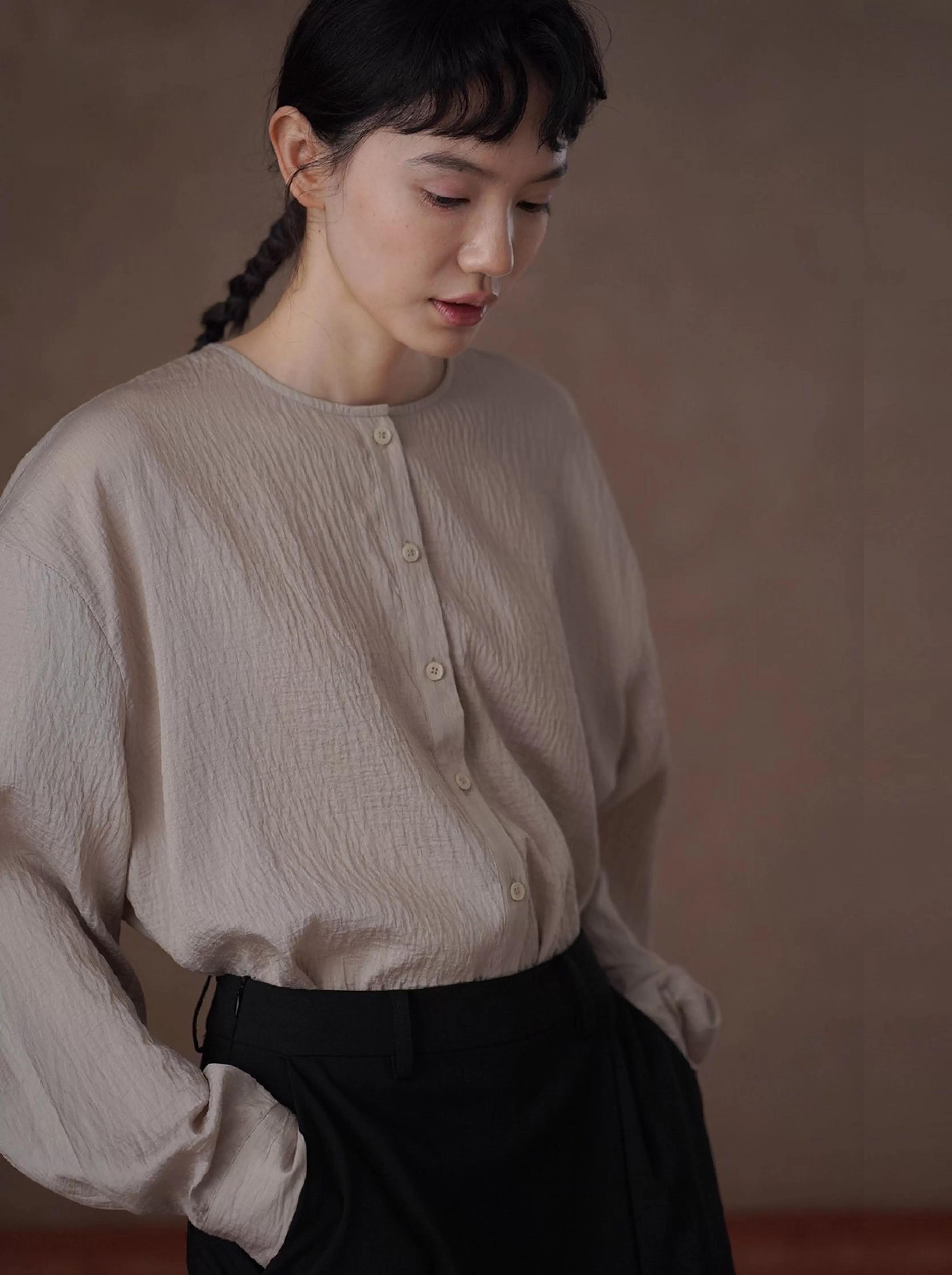 白櫻裊裊微亮光澤肌理感寬鬆顯瘦圓領通勤簡約長袖襯衫