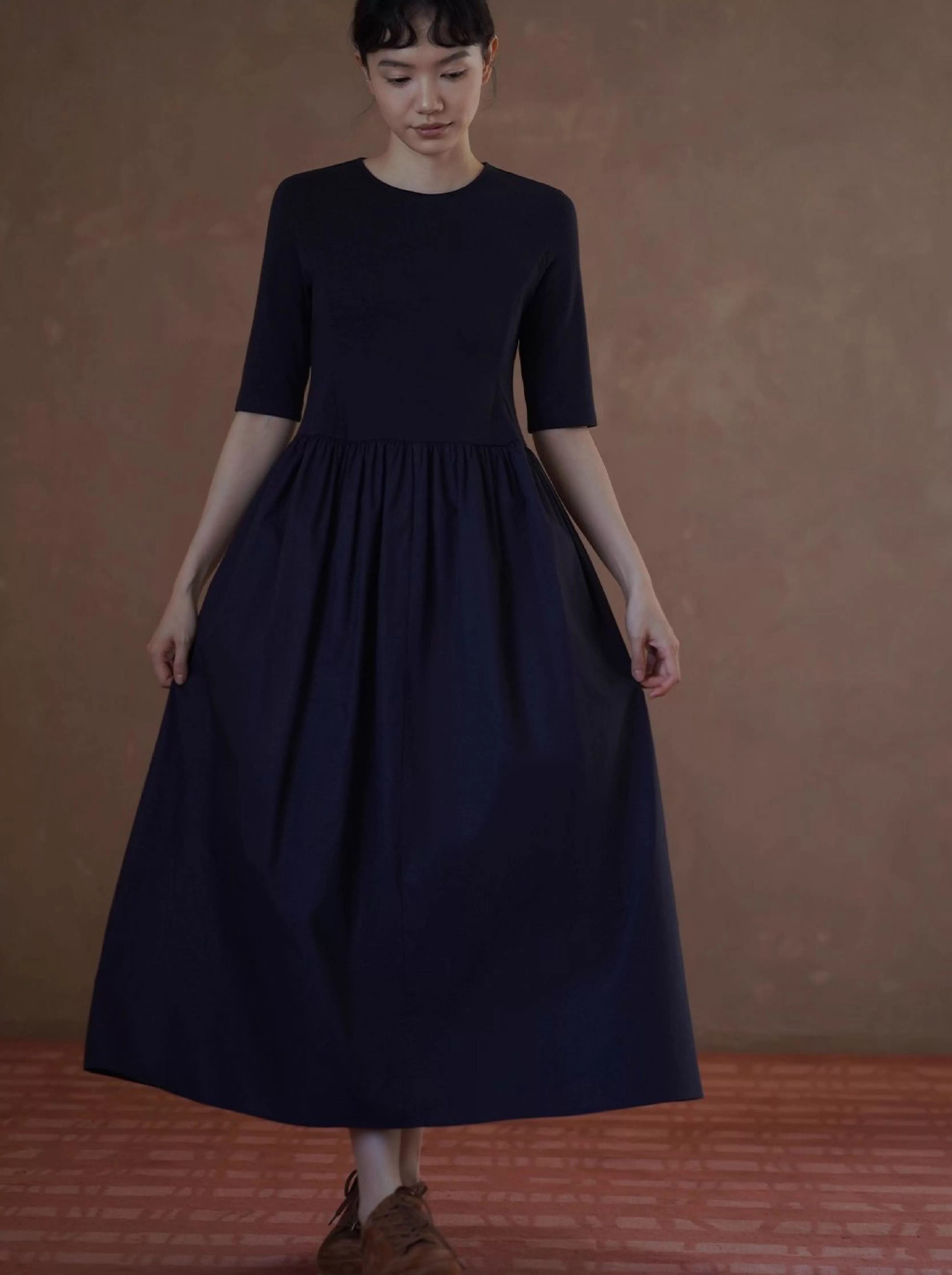 親膚磨毛感彈性顯瘦合身中袖收腰捏褶A擺通勤氣質洋裝