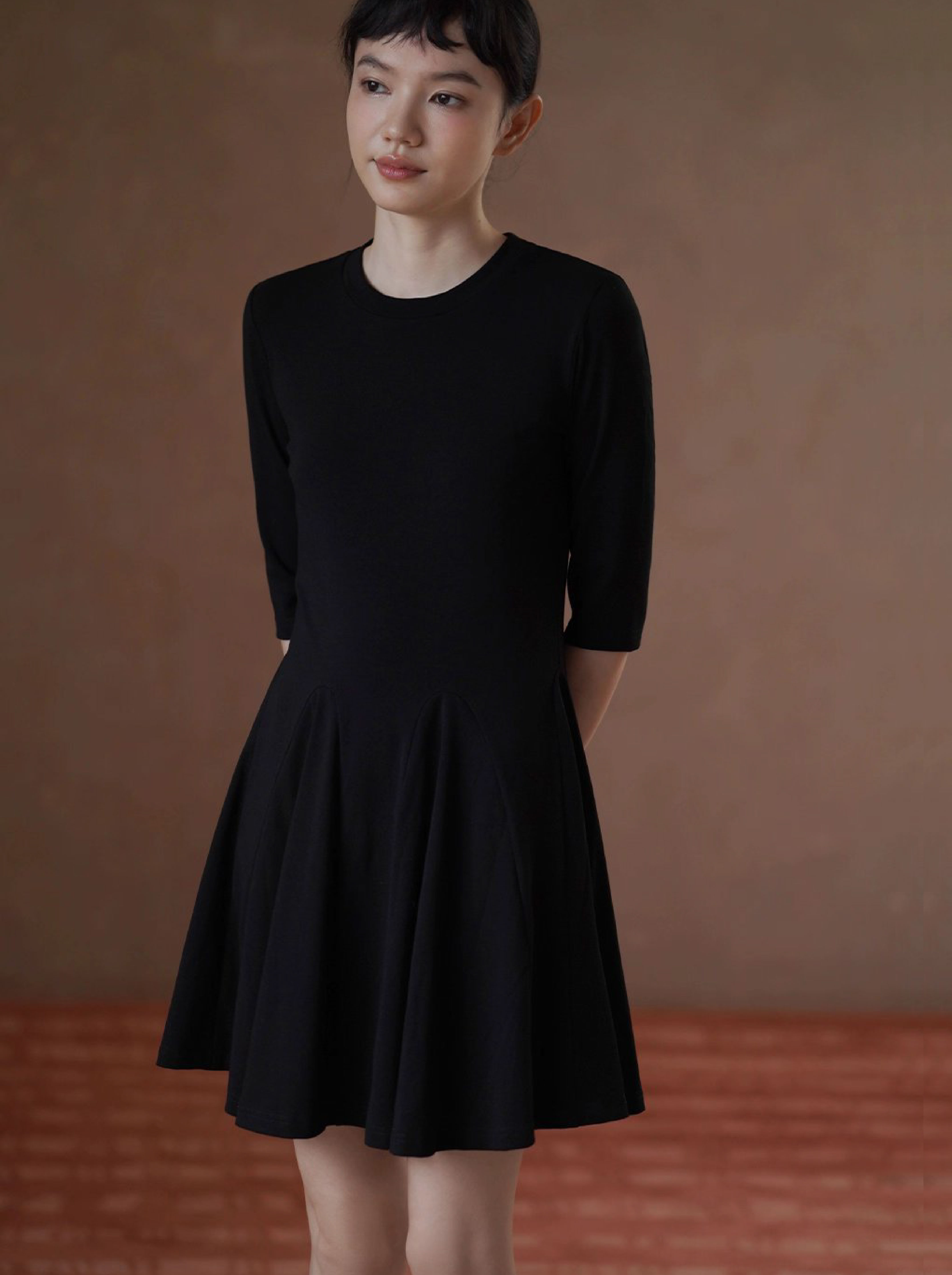 百穿不膩經典小黑裙彈性合身顯瘦收腰A字下擺短洋裝