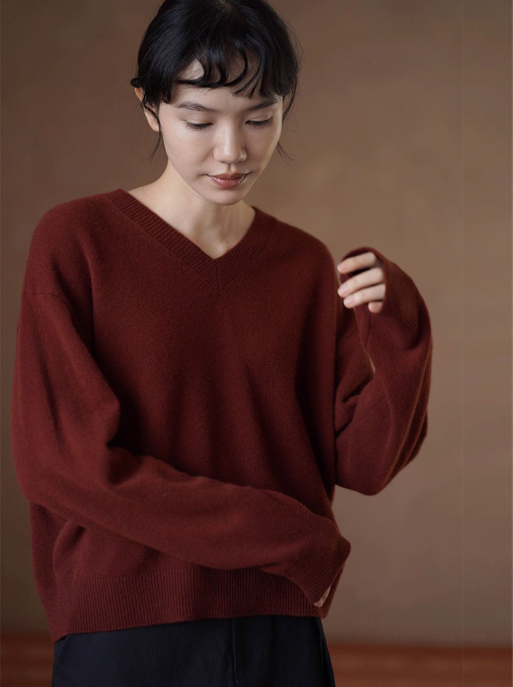 復古勃更第紅顯白柔軟山羊絨羊毛混紡顯瘦V領寬鬆毛衣女