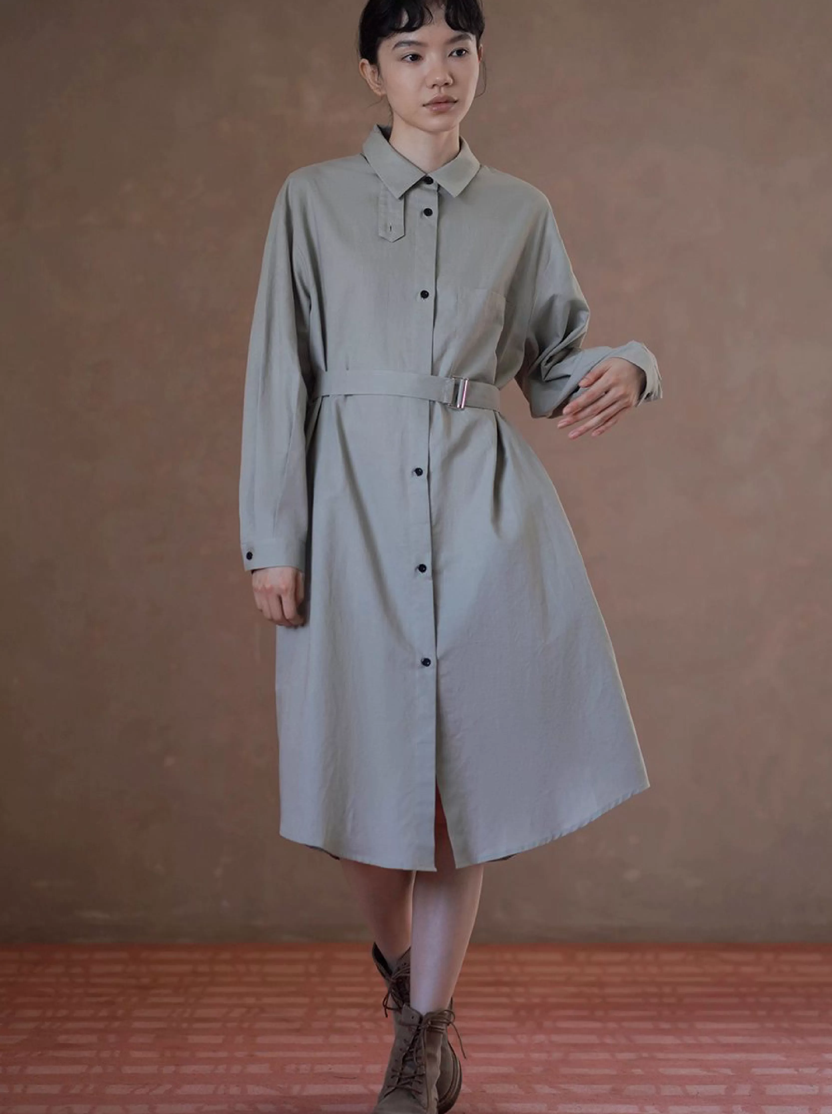日常友善清透亞麻棉混紡襯衫領寬鬆H版型腰帶通勤洋裝