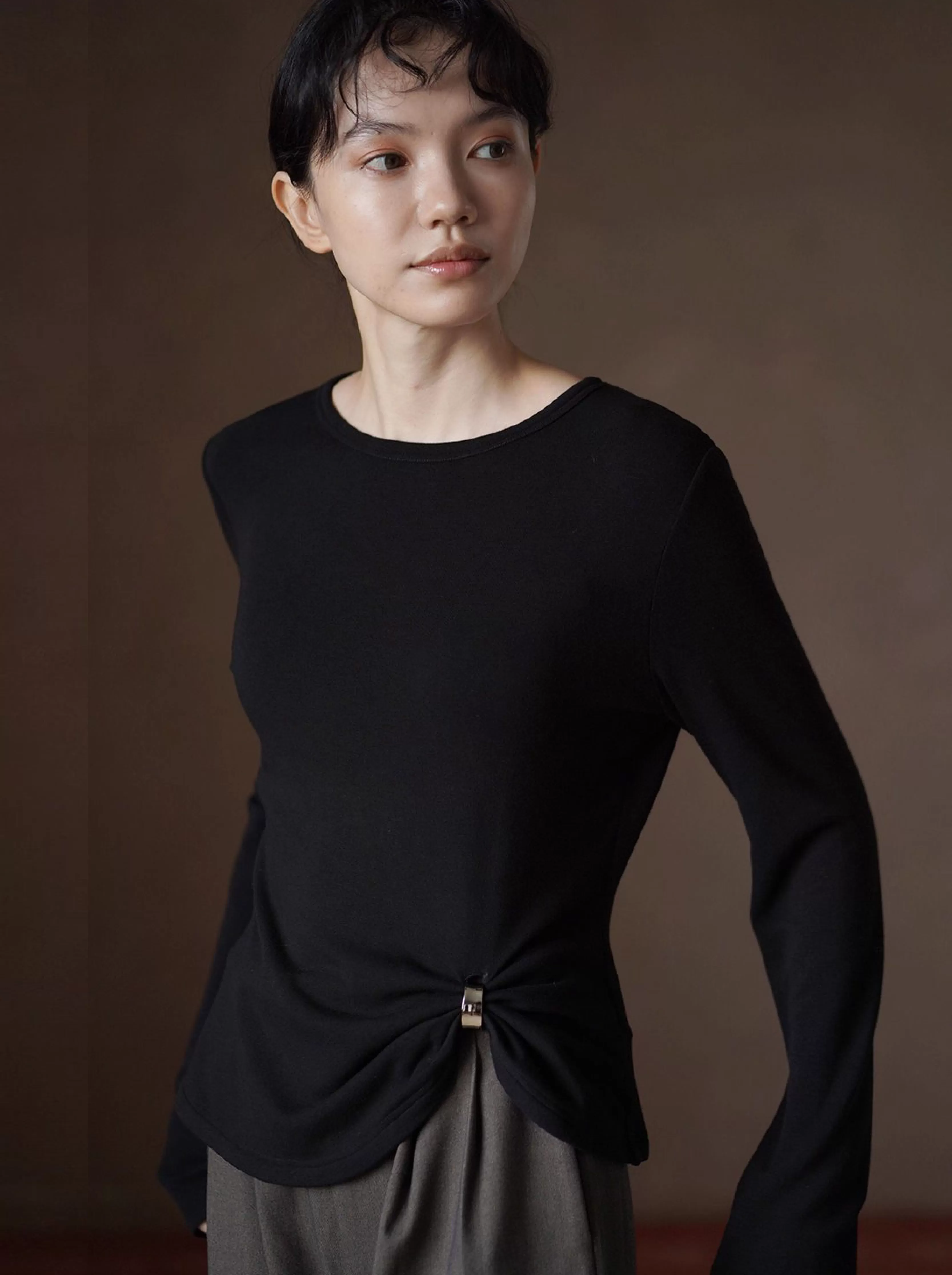 先鋒極簡感金屬扣蝴蝶結下擺圓領彈性基礎長袖內搭T恤女