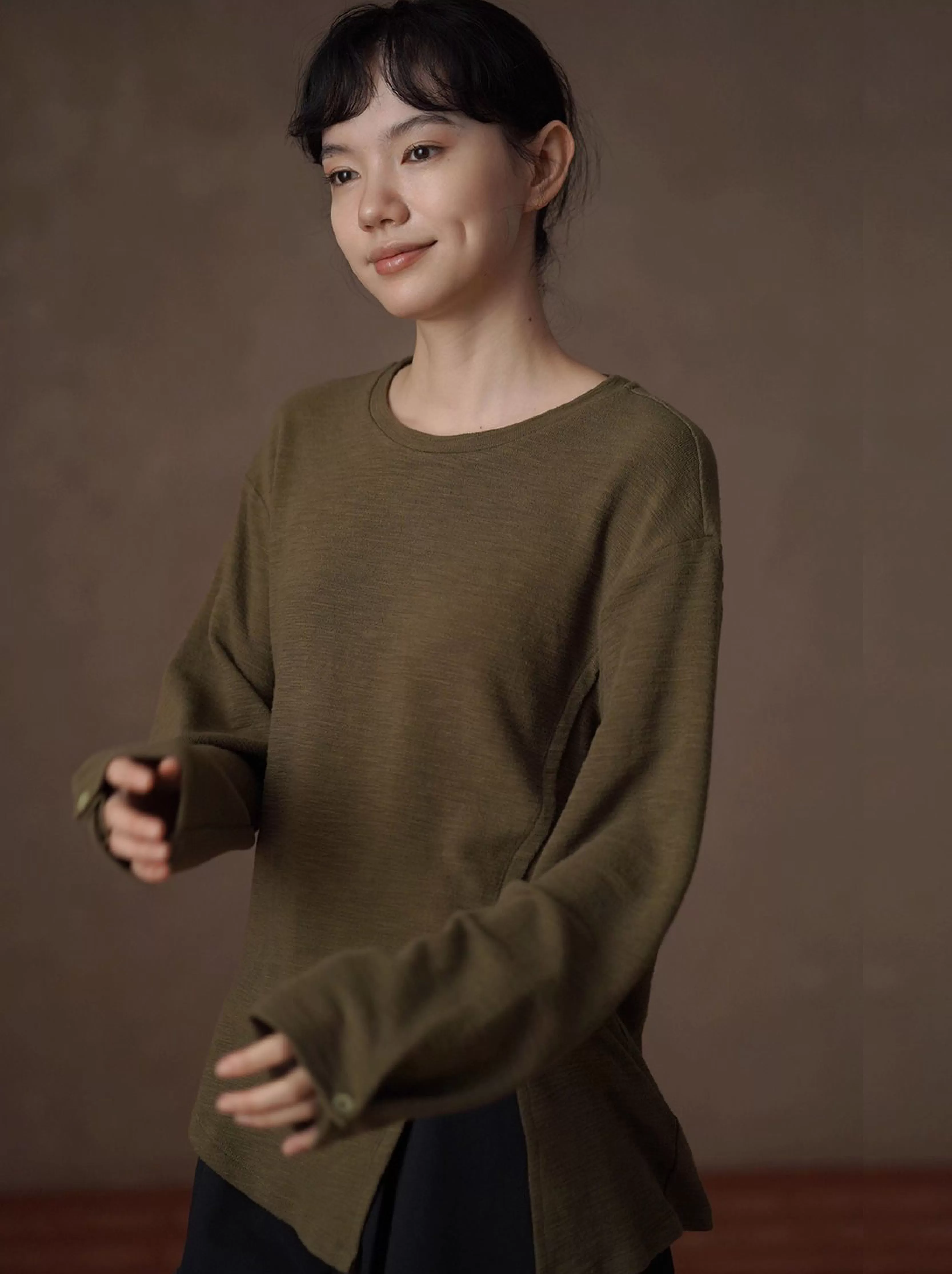 飄蕩蘆葦寬鬆上衣落肩顯瘦肌理圓領下擺開叉長袖內搭T恤