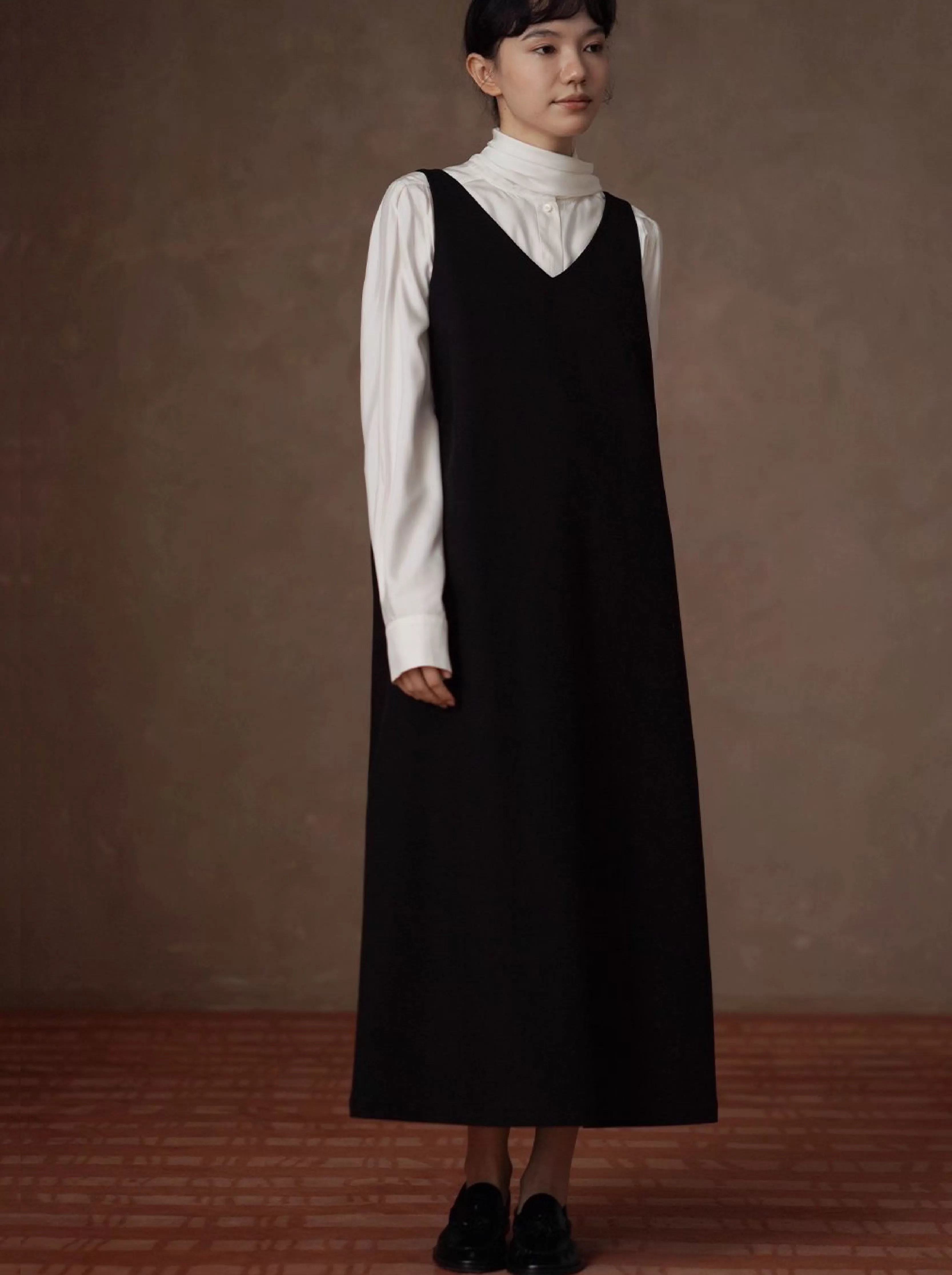 簡約美學背心裙實用疊穿通勤寬鬆直筒長款V領顯瘦洋裝