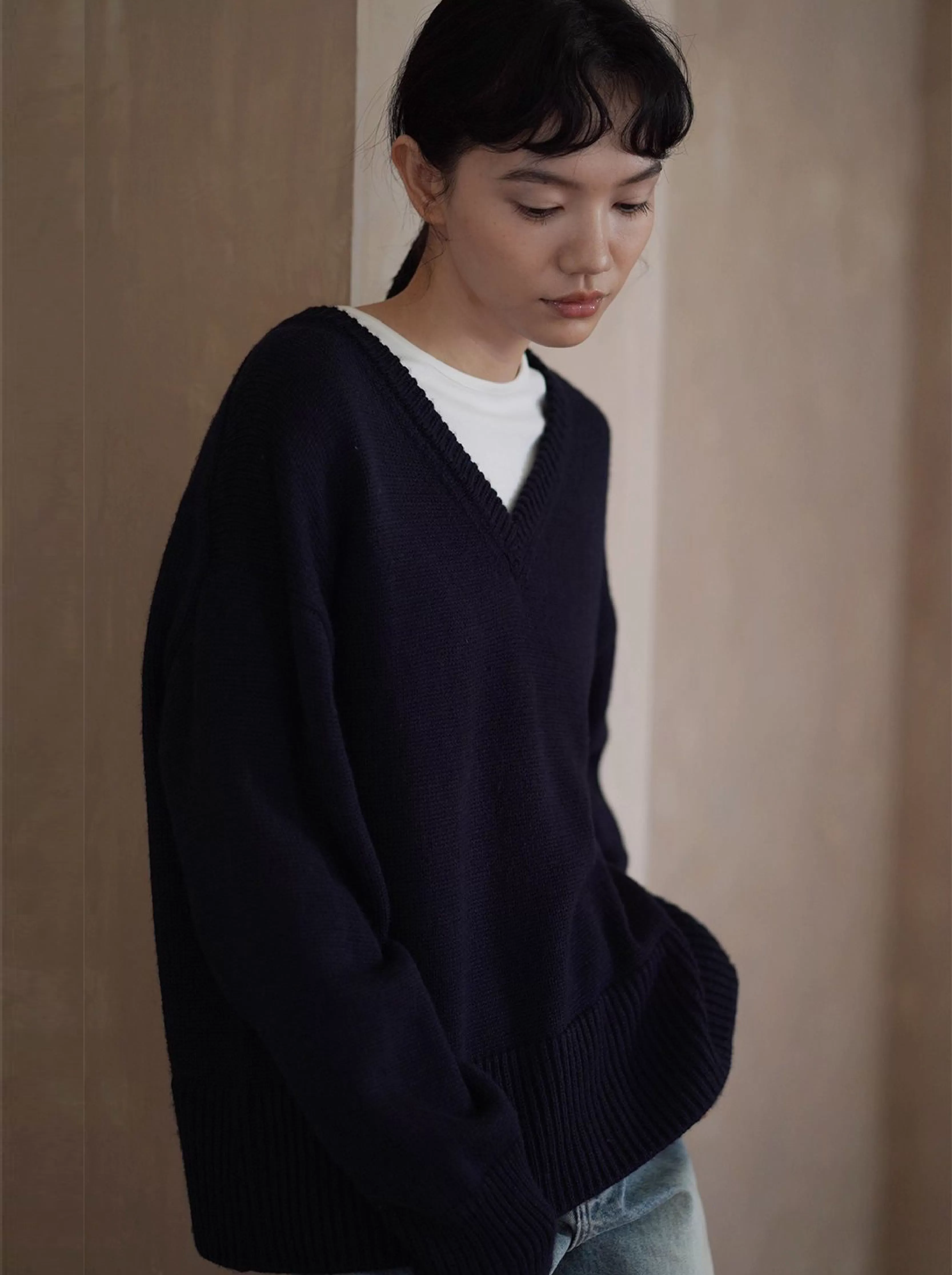 極簡精髓代表寬鬆廓形V領軟糯羊毛混紡落肩基礎保暖毛衣