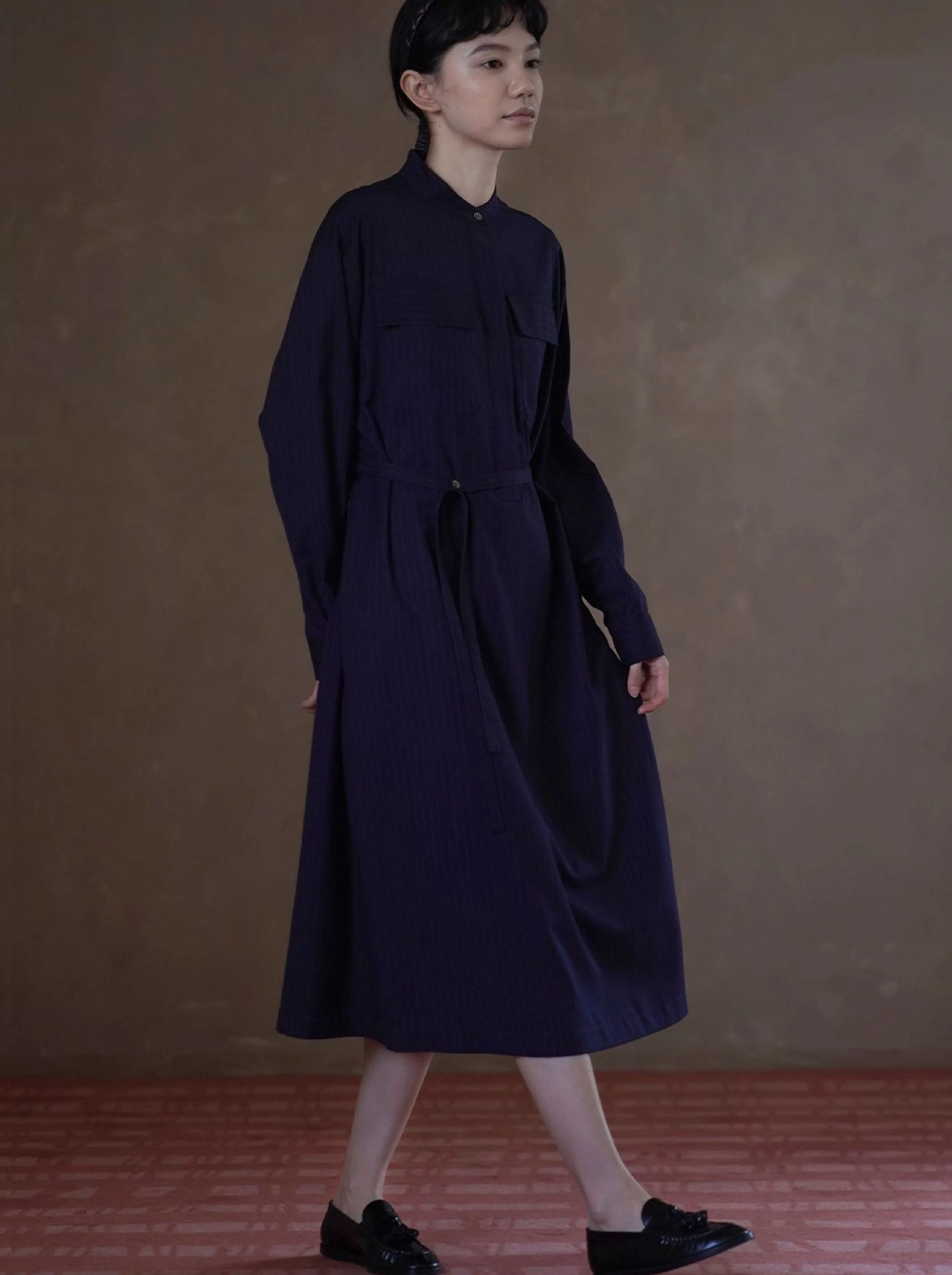 顯瘦細密條紋寬鬆顯瘦立領直筒遮肉通勤立體口袋洋裝