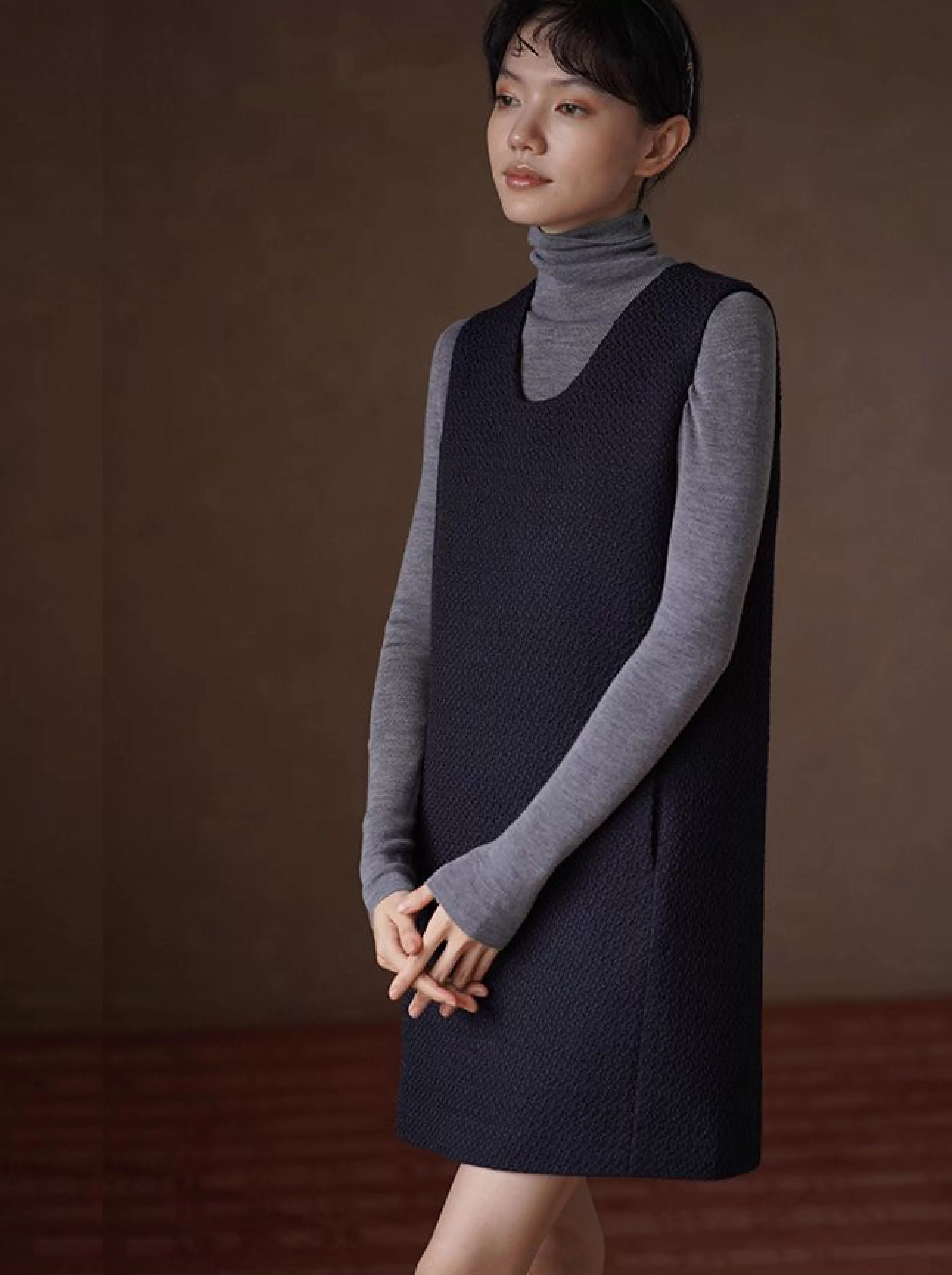 簡約小香粗紡肌理感無袖疊穿U領顯瘦短款直筒背心洋裝