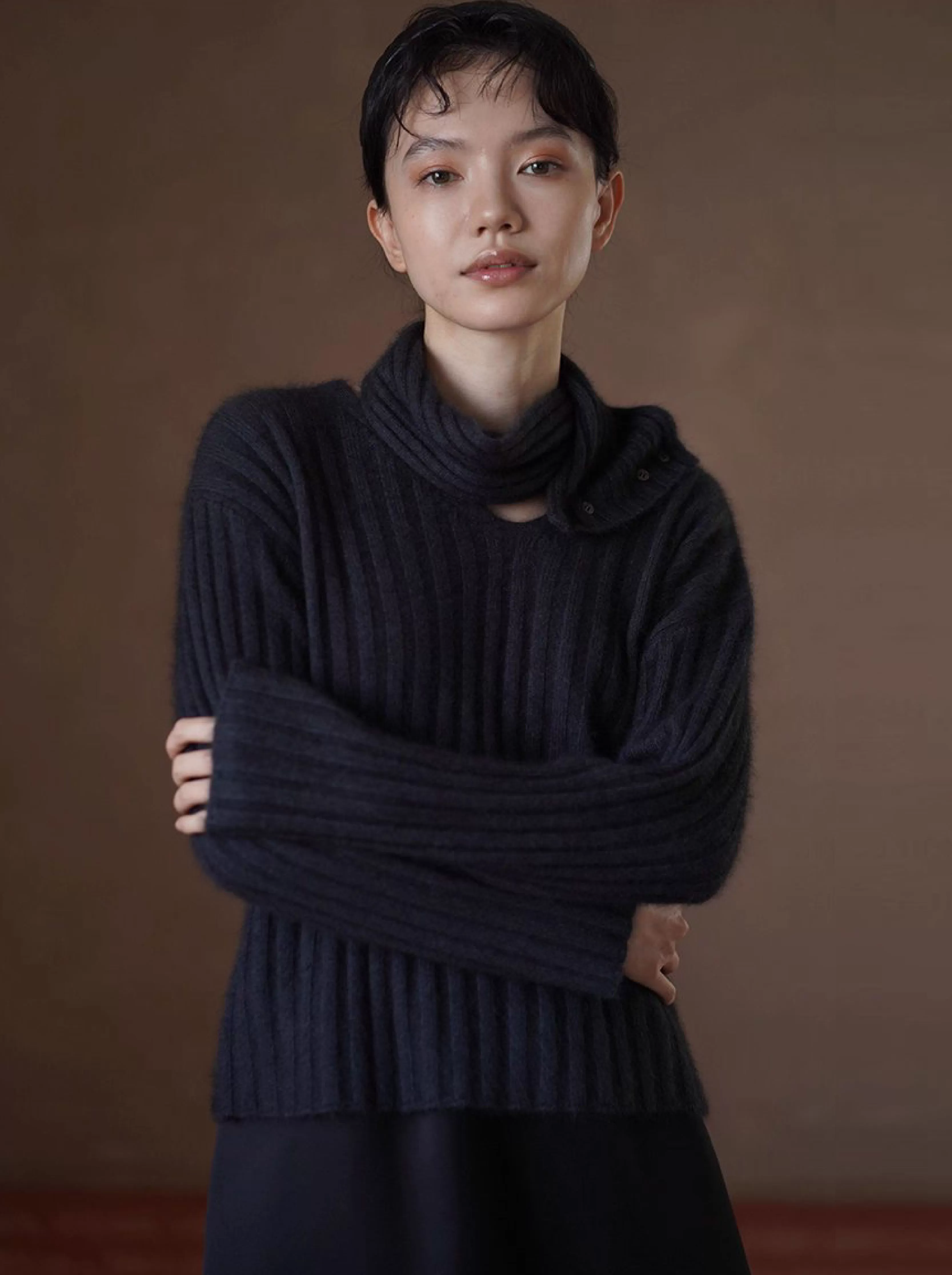 慵懶濾鏡兔毛羊毛混紡粗坑條可拆卸圍巾V領紐扣針織上衣