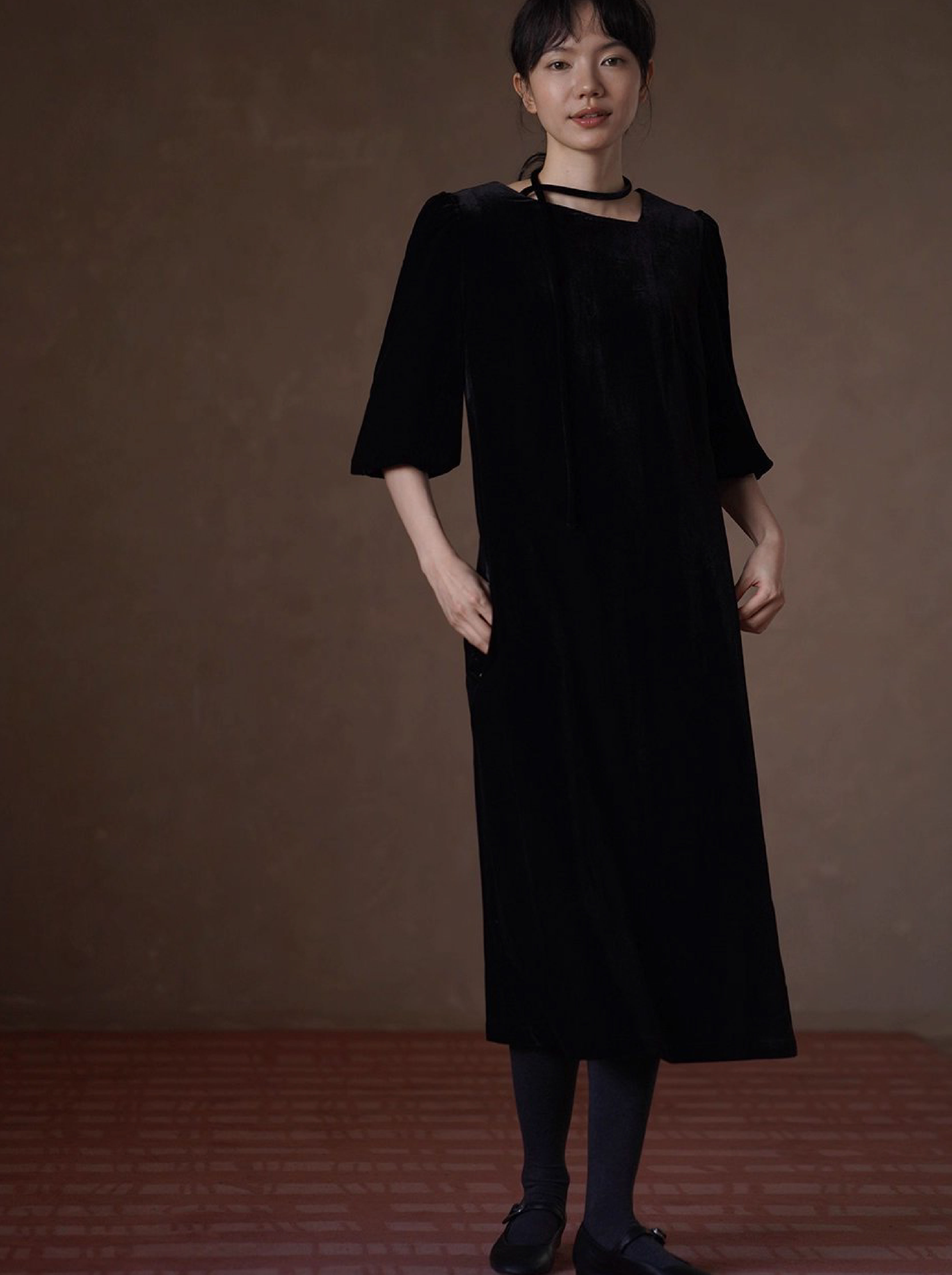 略施粉黛優雅宴會高克重品質絲絨繫帶不對稱領洋裝女