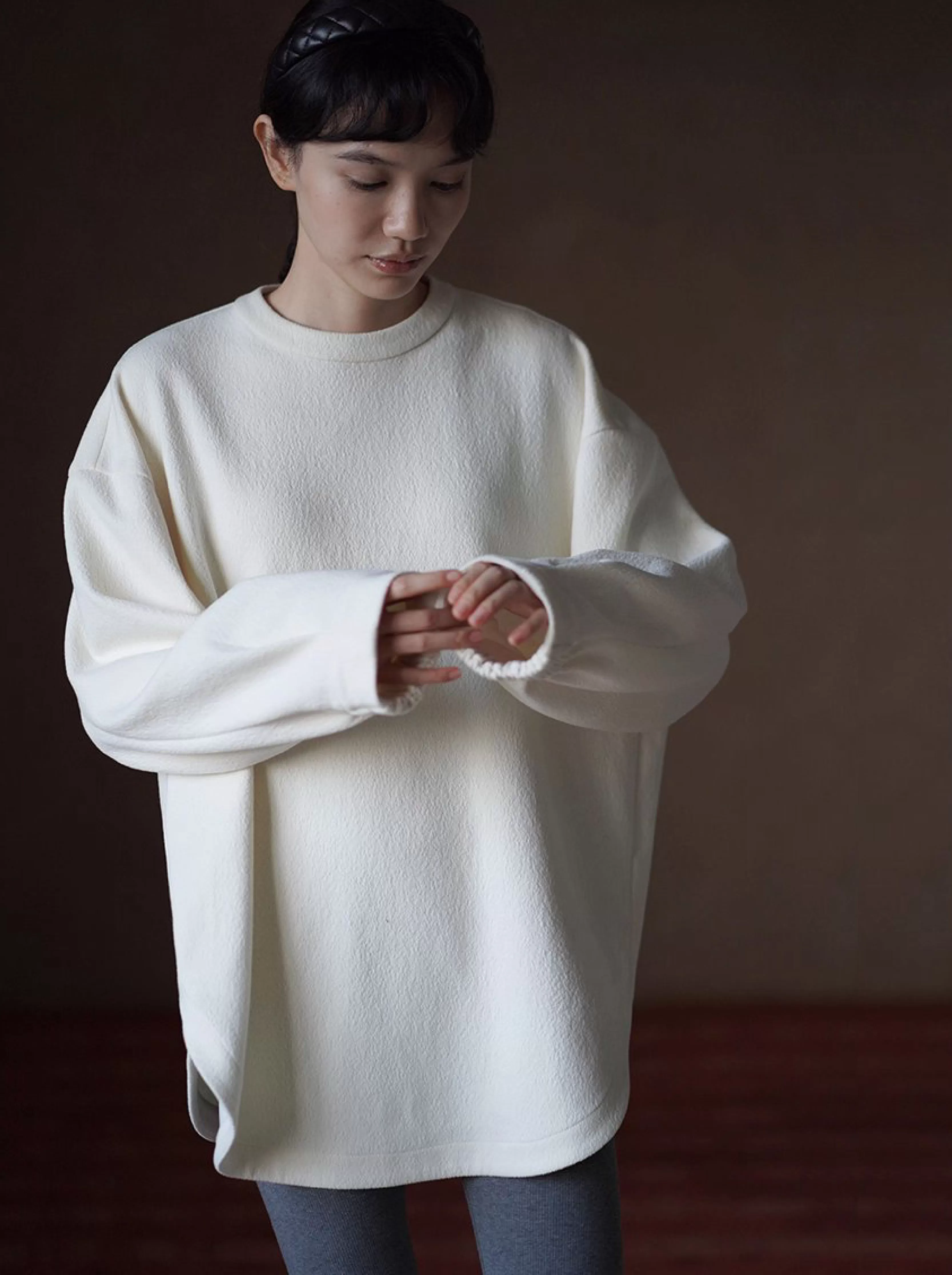 弧形開叉下擺寬鬆肌理感圓領慵懶感加厚顯瘦內搭白T上衣