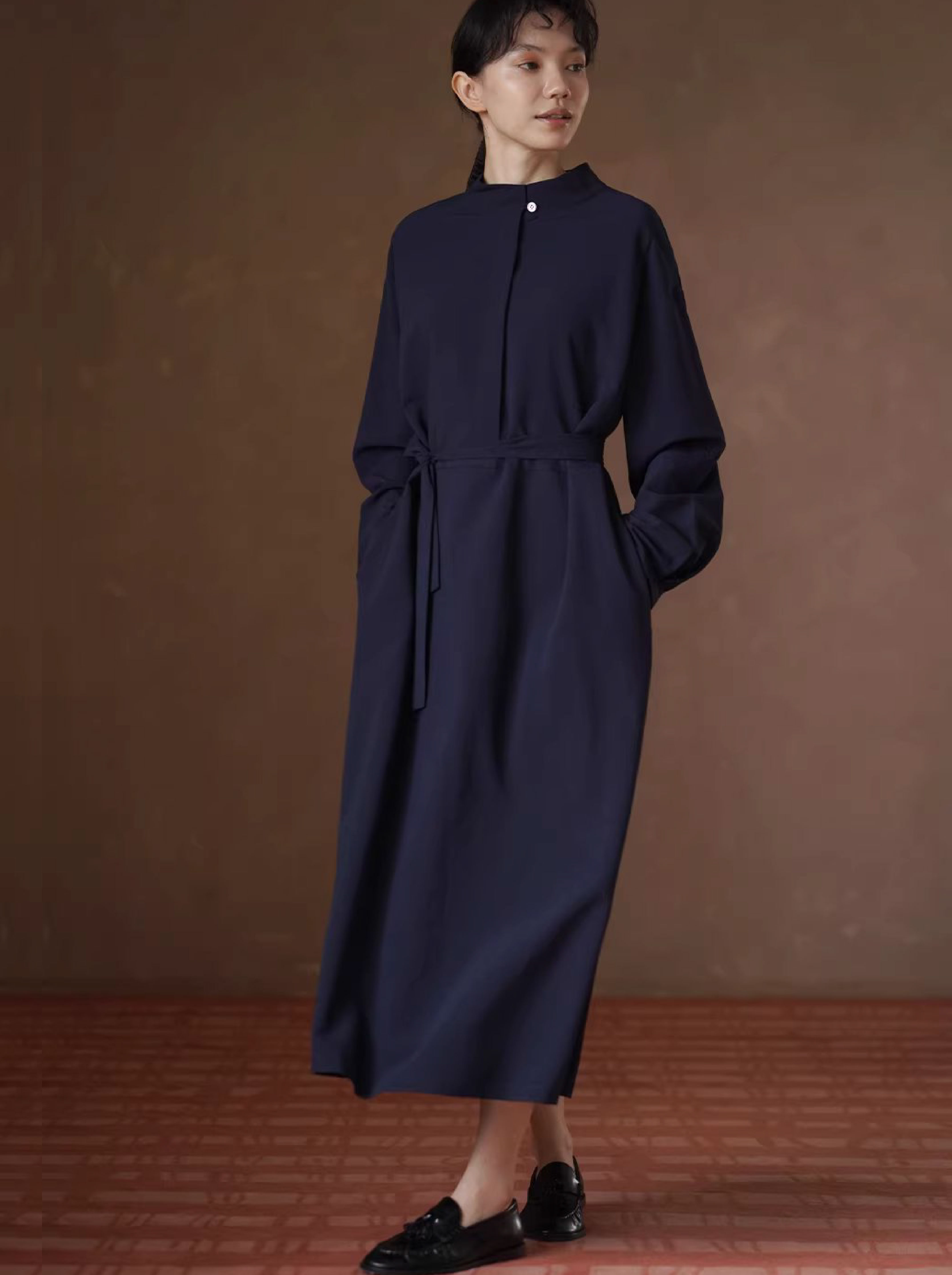 通勤氛圍垂順不易皺立領半開襟設計寬鬆直筒長洋裝