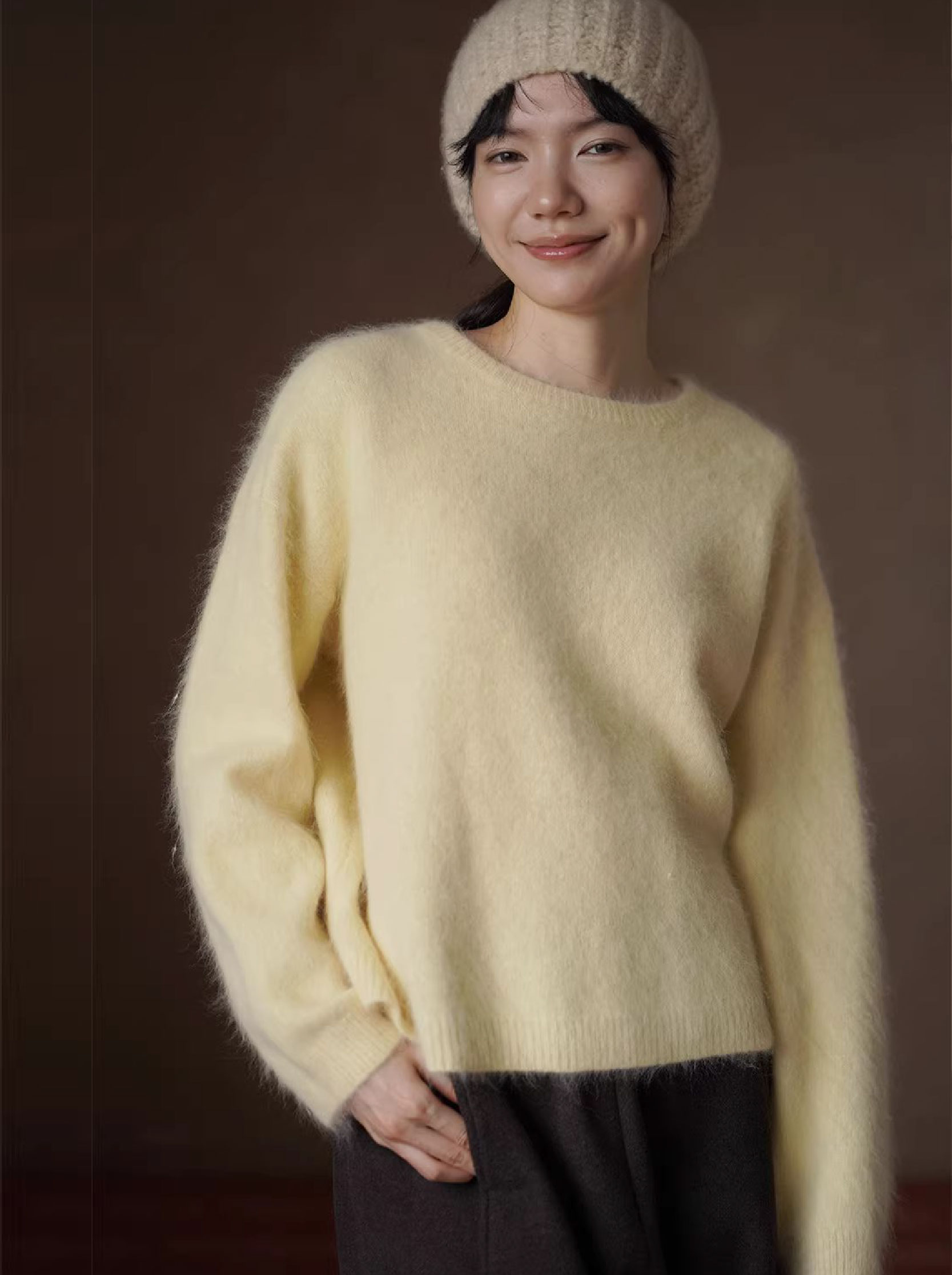 蓬鬆酒心吐司24支敲細浣熊混紡紗線圓領寬鬆絨毛毛衣女