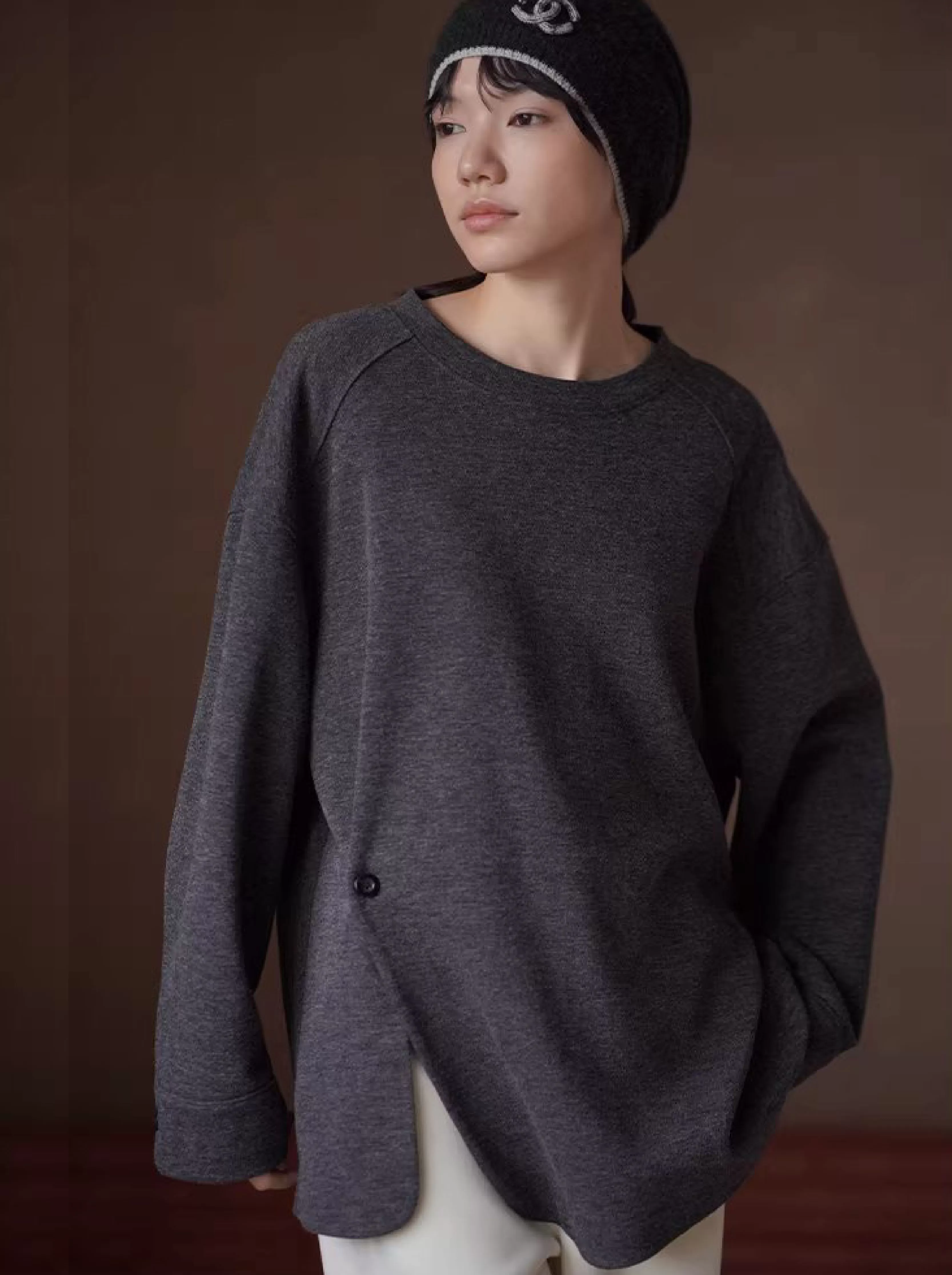 慵懶寬鬆毛感柔軟垂順薄呢圓領弧形下擺紐扣設計顯瘦T恤