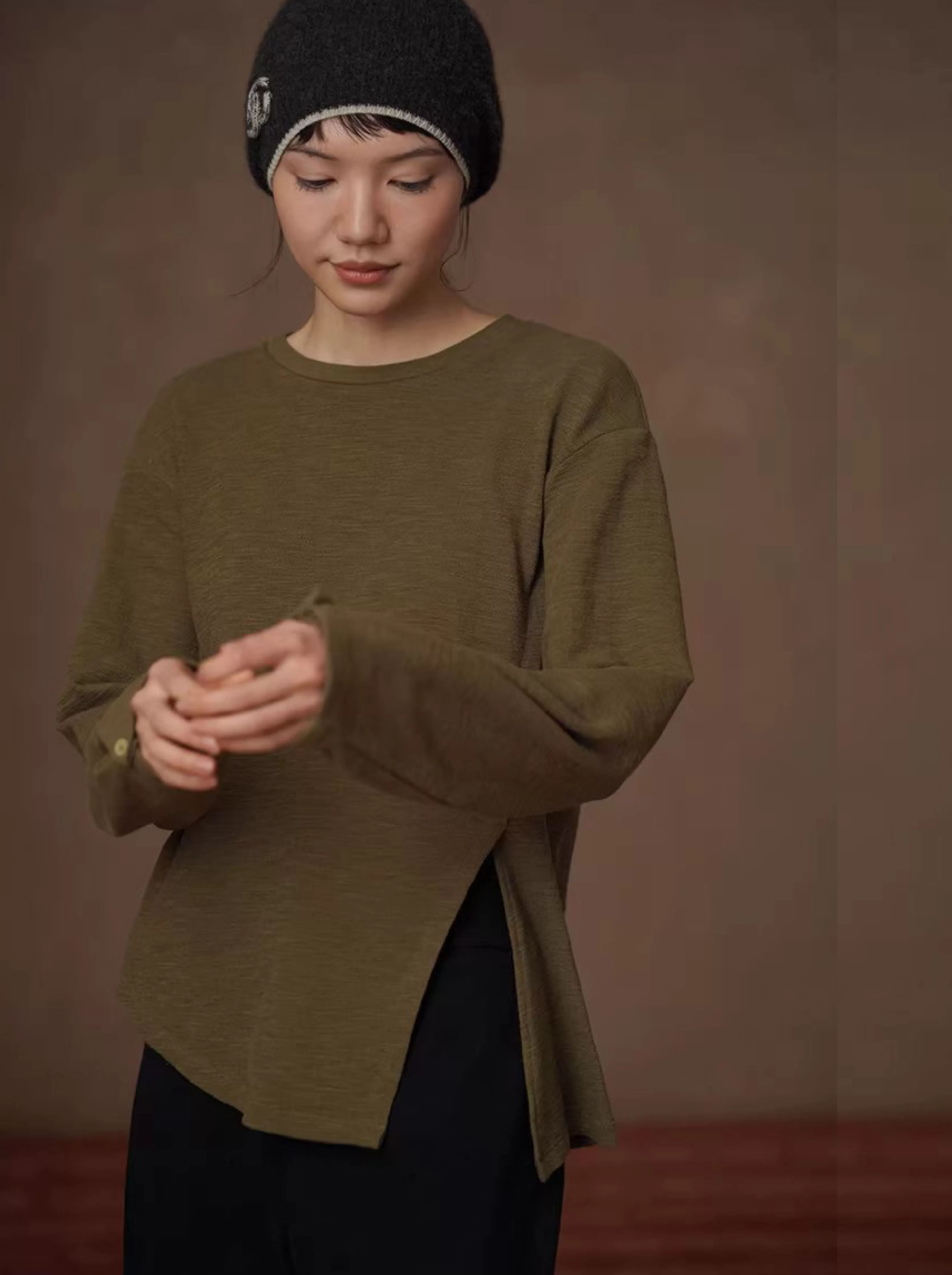 飄蕩蘆葦寬鬆上衣落肩顯瘦肌理圓領下擺開叉長袖內搭T恤