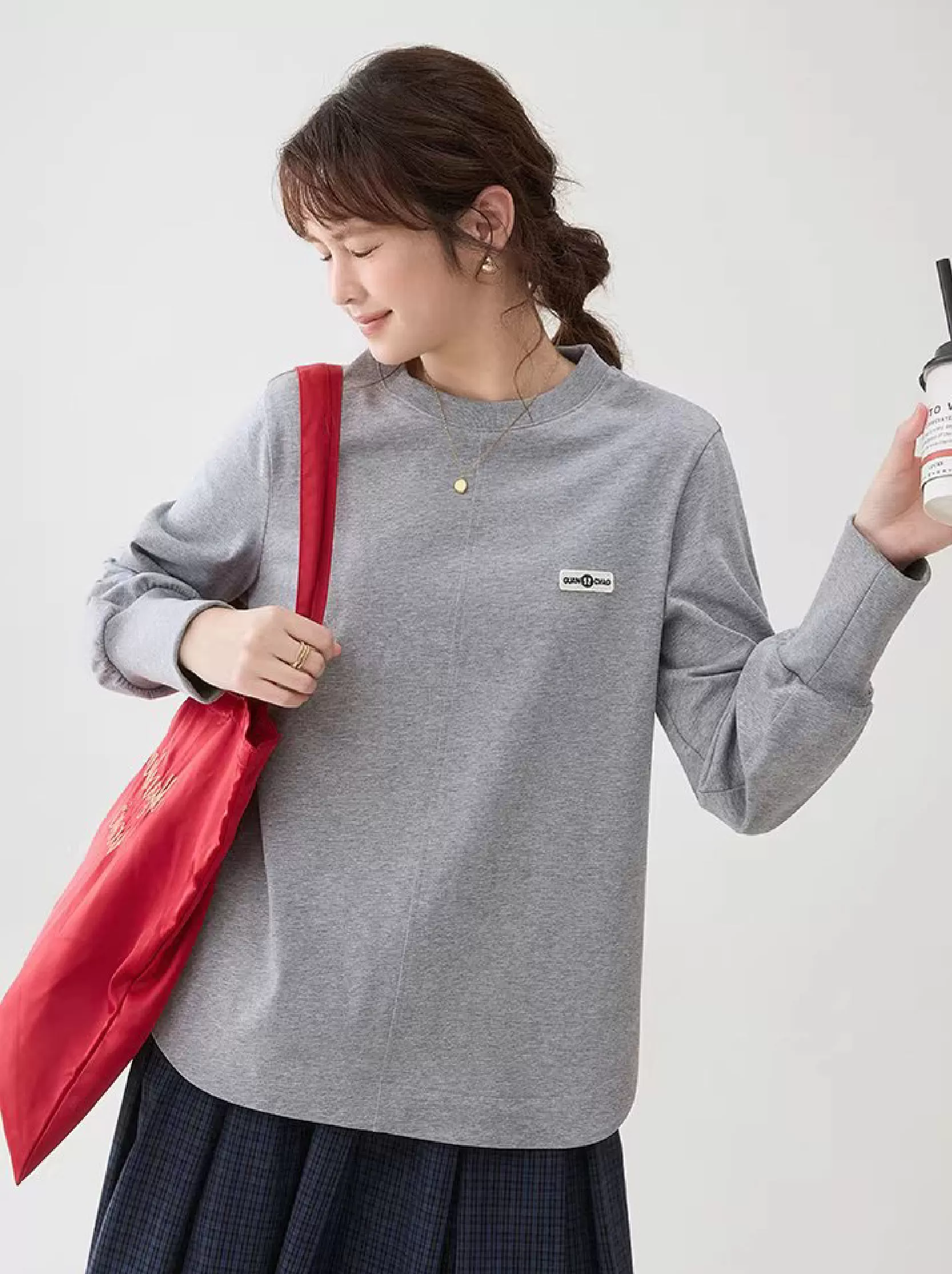 灰色圓弧下擺側開叉T恤女春季新款純棉貼標上衣