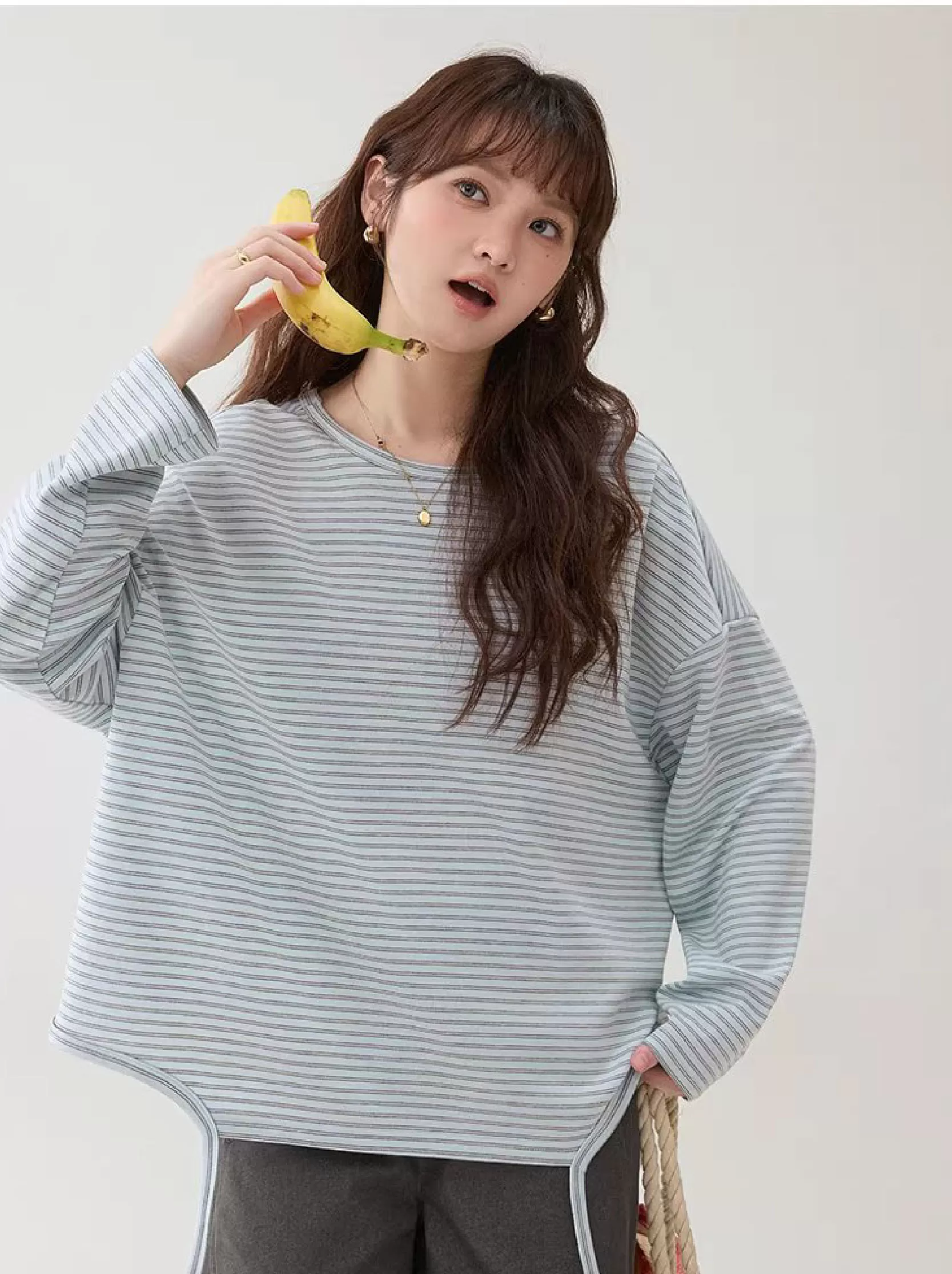 設計感藍條紋拉條T恤女春季新款寬鬆落肩袖上衣