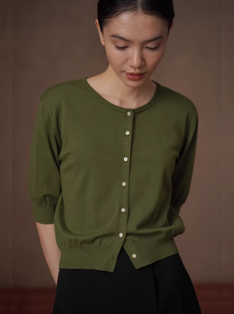 復古油畫綠顯白緊緻柔軟紗線圓領中袖短版針織通勤開襟衫