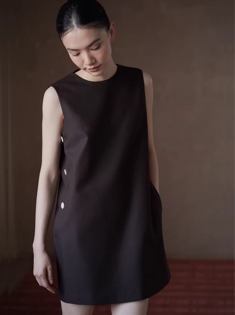 濃鬱撞色側縫琴扣設計短版疊穿圓領小個子背心洋裝