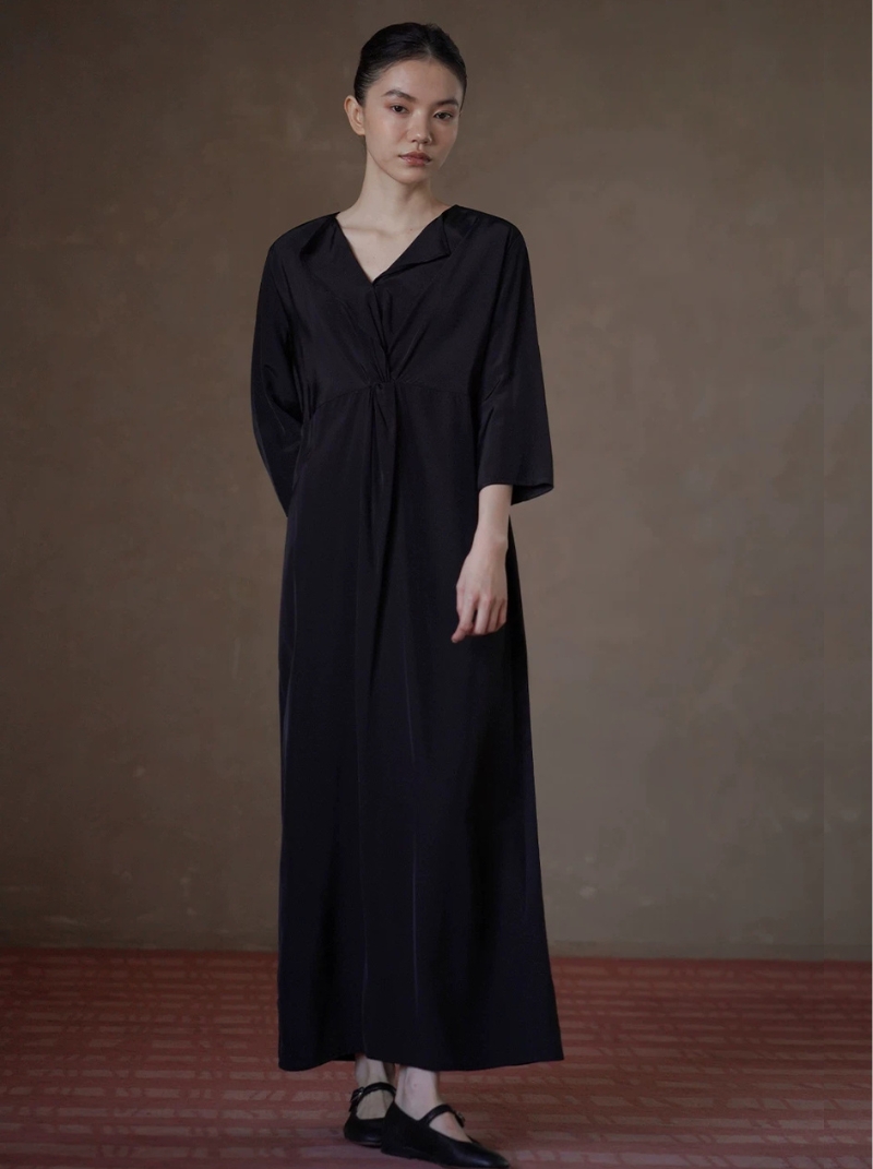 垂軟靈動藝術氛圍顯瘦遮肉扭結收腰V領長通勤洋裝