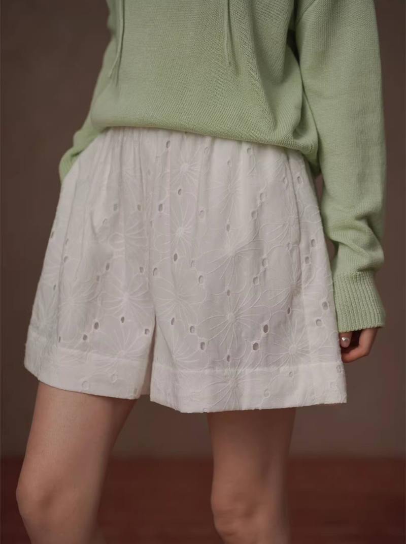 100棉基底搭配重工鏤空繡花鬆緊高腰顯瘦休閒百搭短褲女