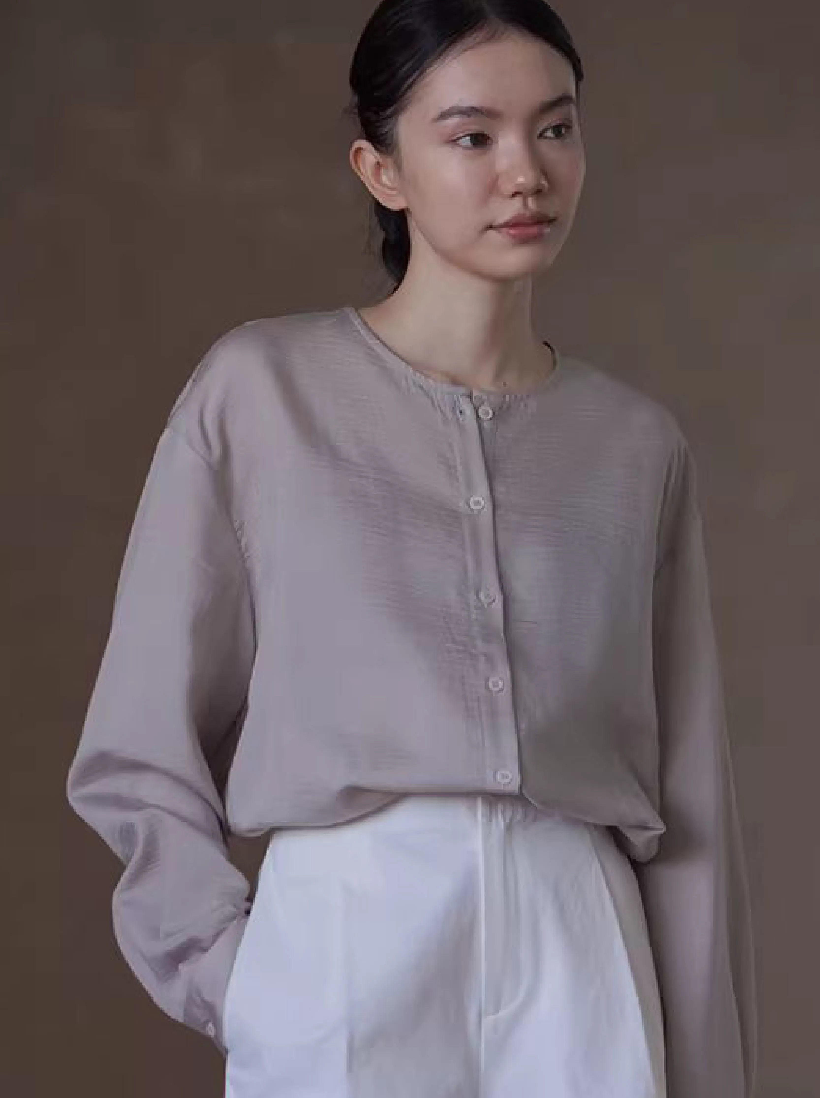 白櫻裊裊微亮光澤肌理感寬鬆顯瘦圓領通勤簡約長袖襯衫