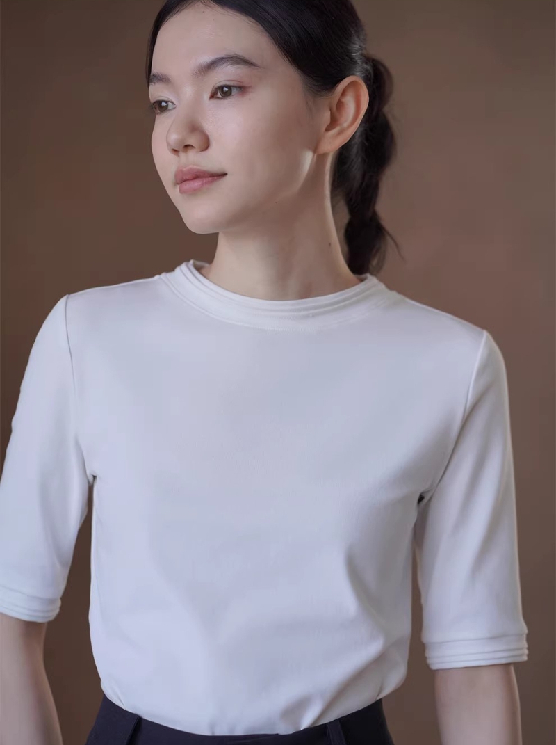精緻加持舒適線上塔克線圓領合身彈性中袖通勤顯瘦T恤女