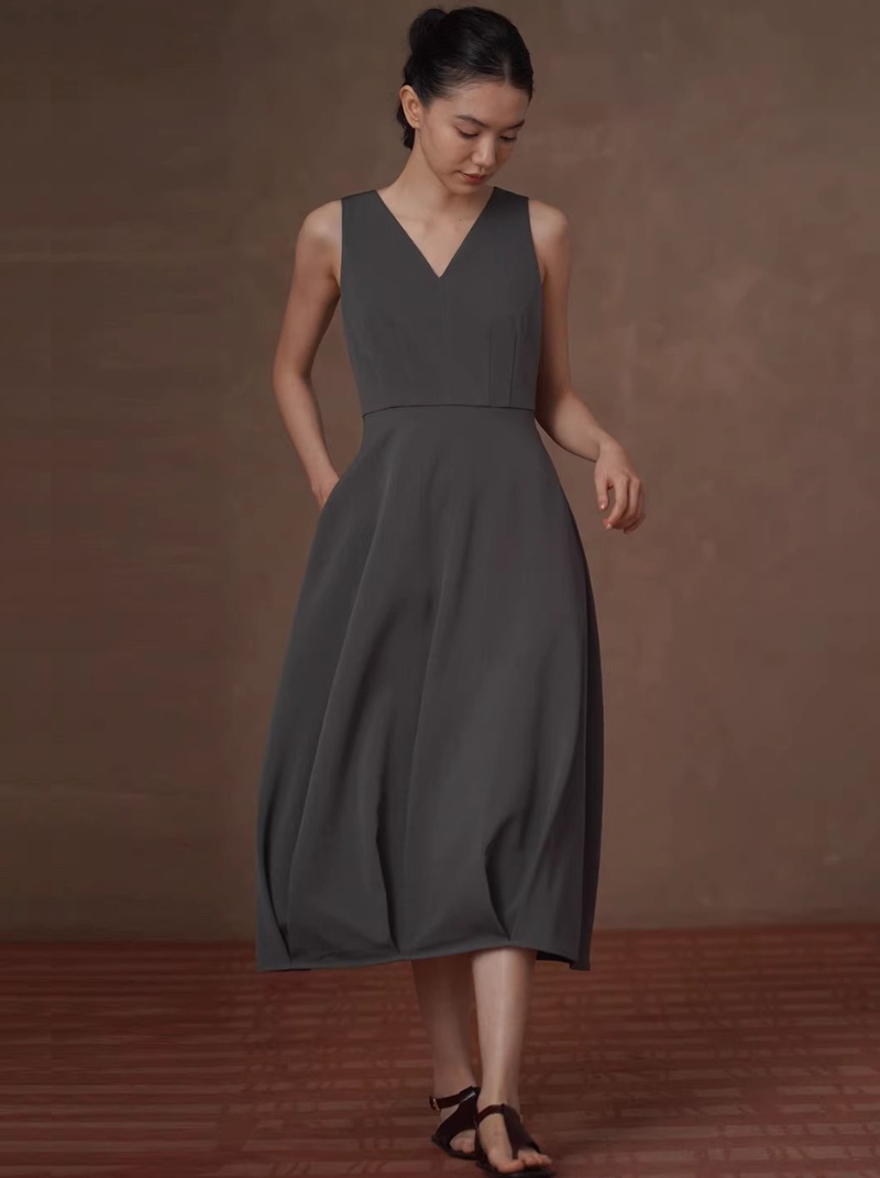 燕尾蝶優雅V領收腰挺括花苞下擺通勤顯瘦氣質背心洋裝