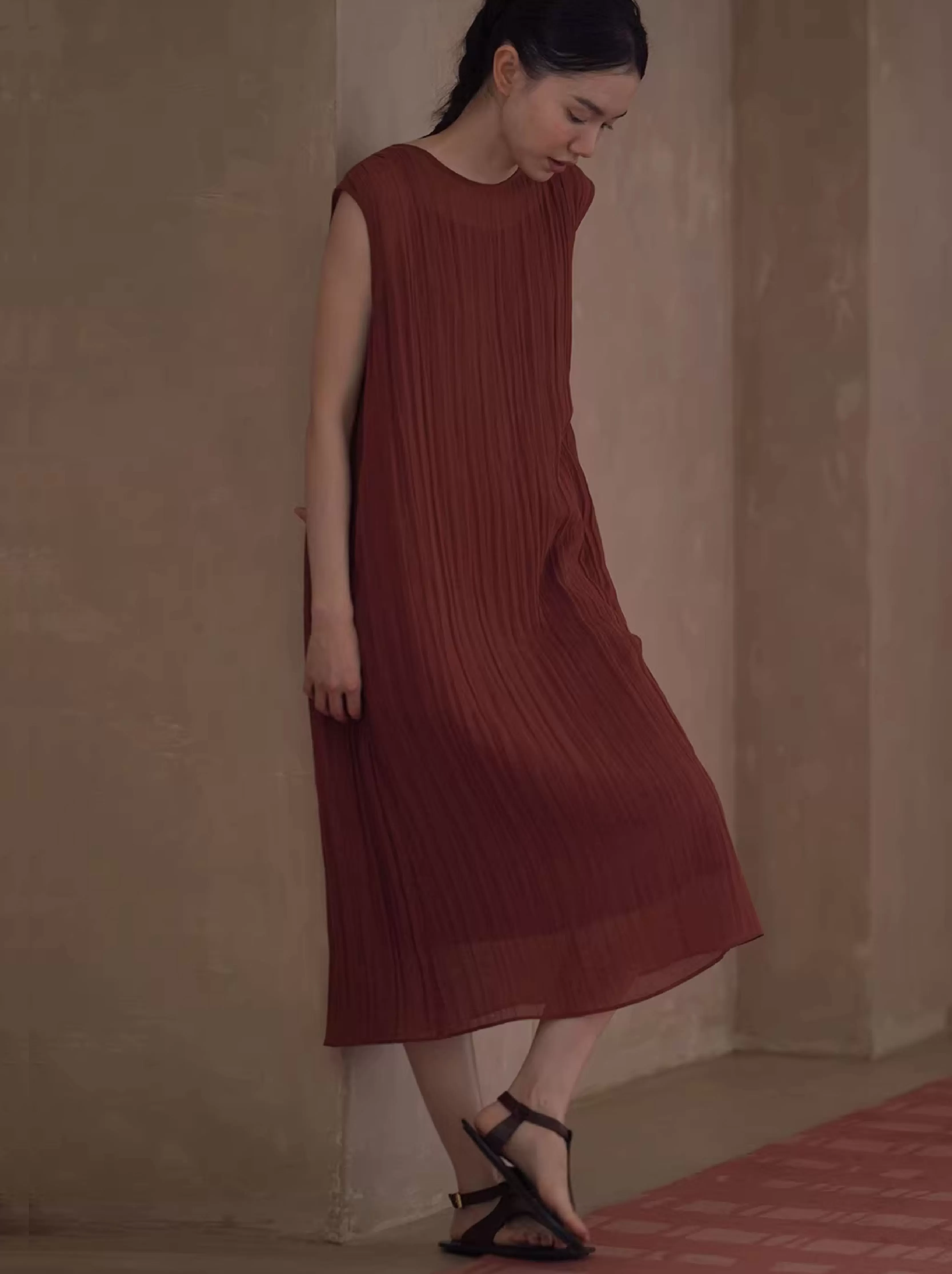 空氣感立體高溫定型褶皺無袖圓領寬鬆垂感顯白洋裝女