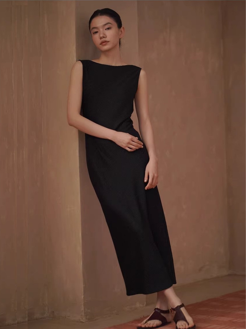 超模氣質洋裝顯瘦斜紋肌理圓領直筒合身無袖小黑裙女