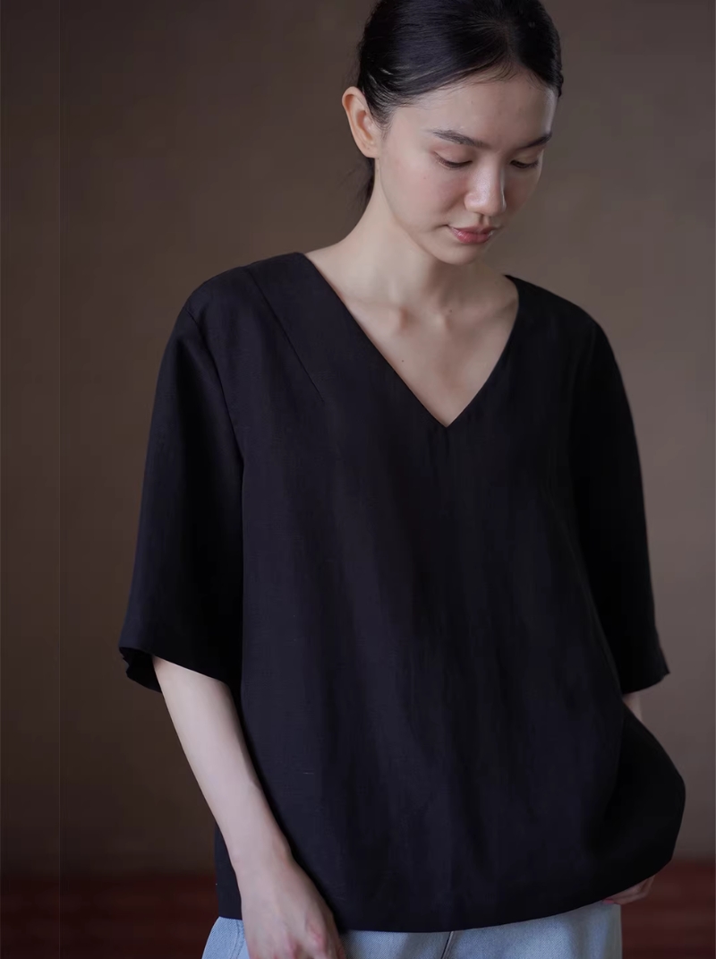 極簡主義精英通勤挺括立體剪裁V領直筒寬鬆顯瘦短袖襯衫