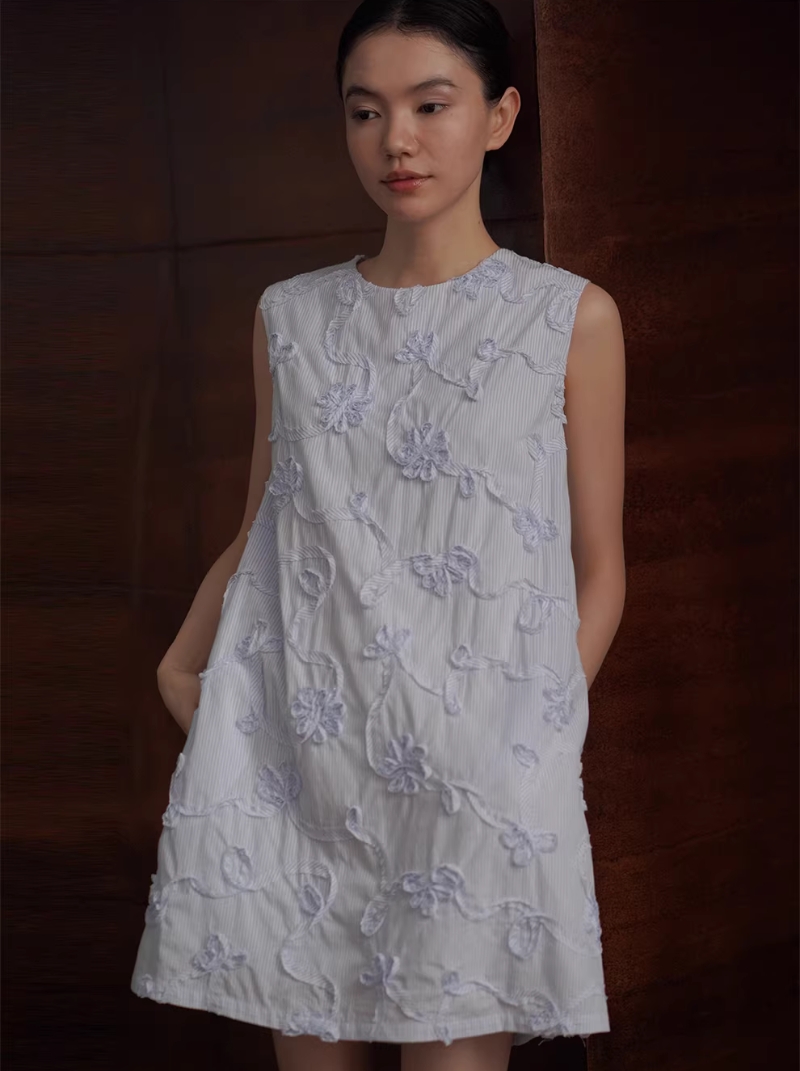 花卉夢境重工立體刺繡清新條紋圓領直筒寬鬆背心洋裝